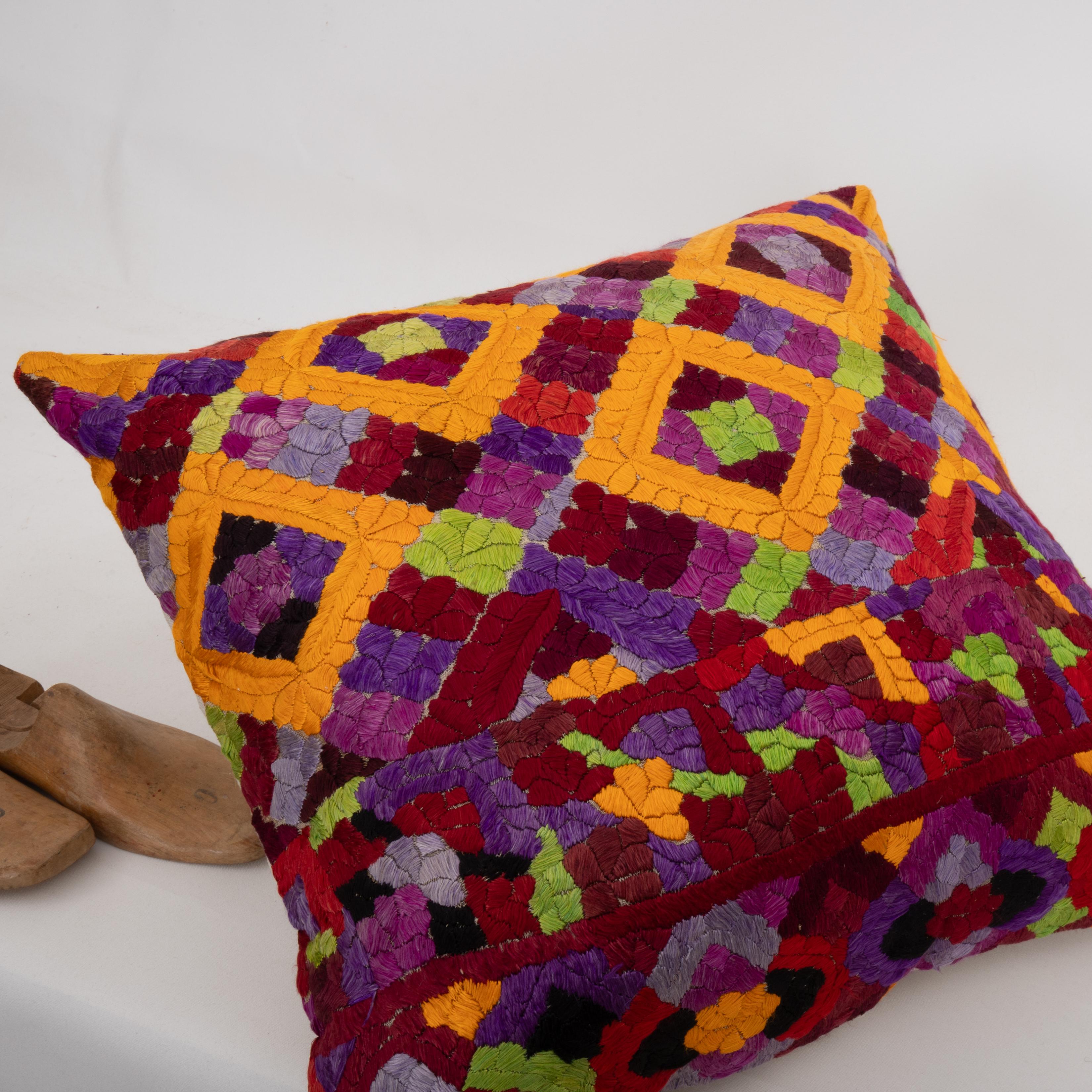 Couvercle d'oreiller fabriqué à partir d'une broderie Rabat du 20e siècle, Maroc Bon état - En vente à Istanbul, TR