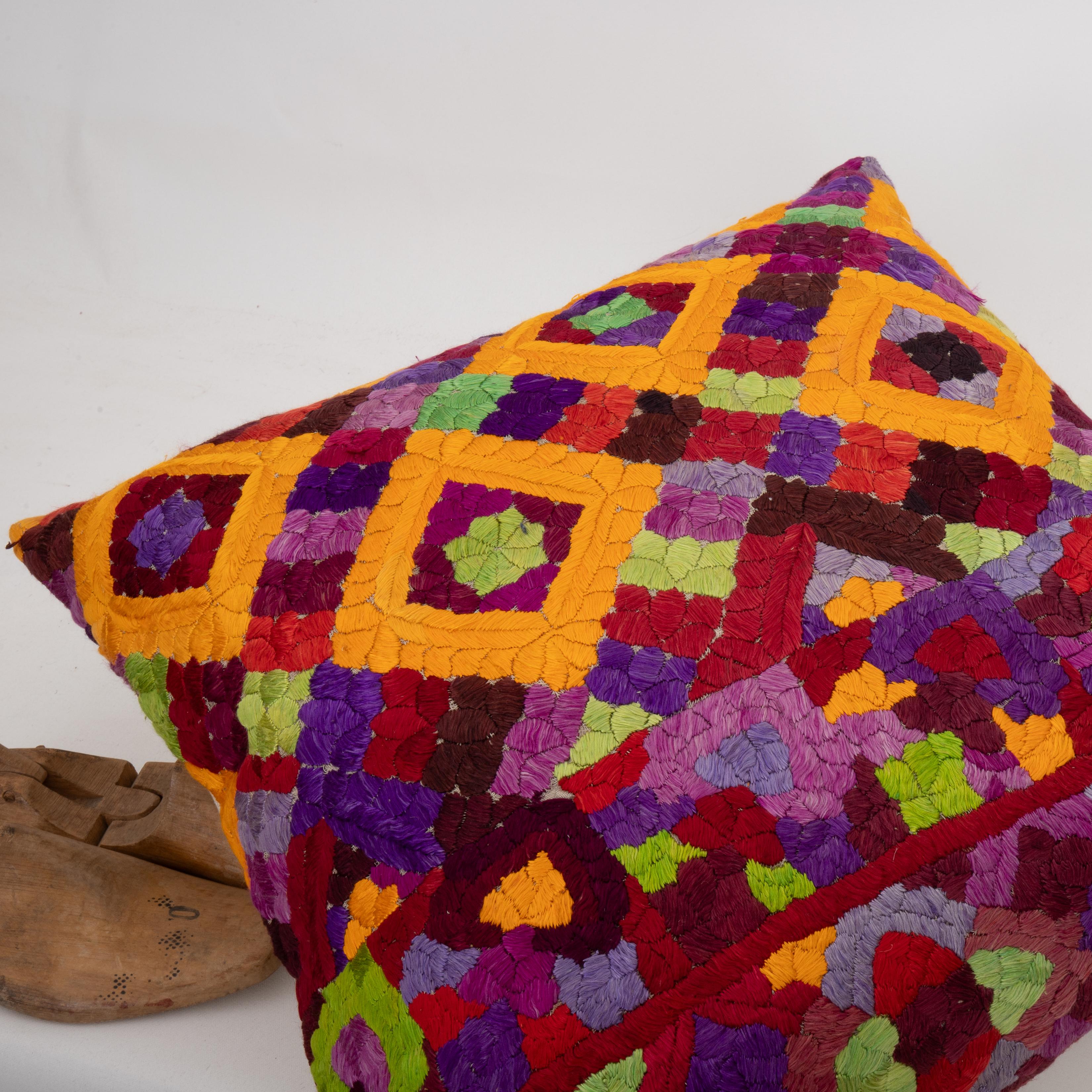 Couvercle d'oreiller fabriqué à partir d'une broderie Rabat du 20e siècle, Maroc Bon état - En vente à Istanbul, TR