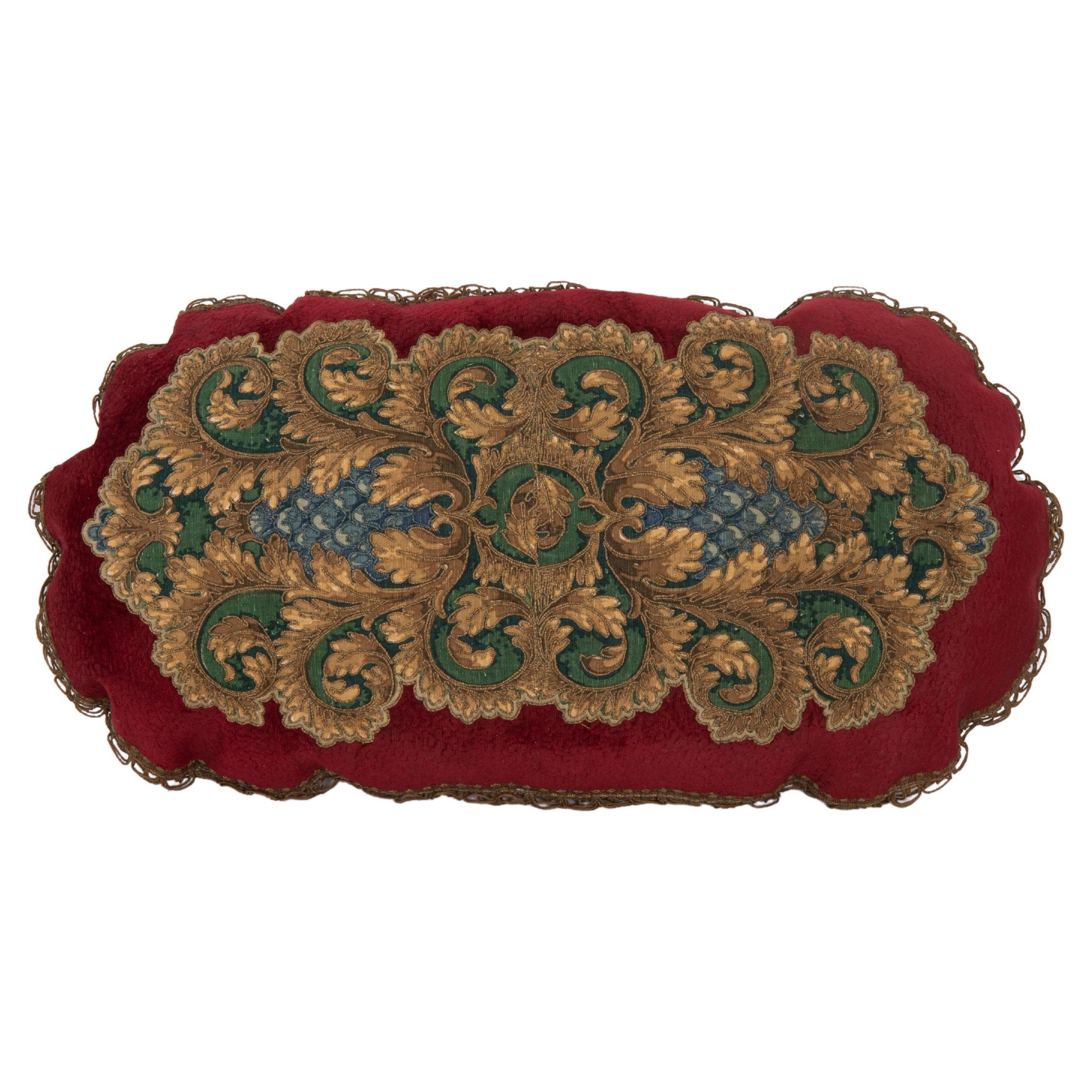 Housse de coussin réalisée à partir d'une broderie italienne du début du 20e C.