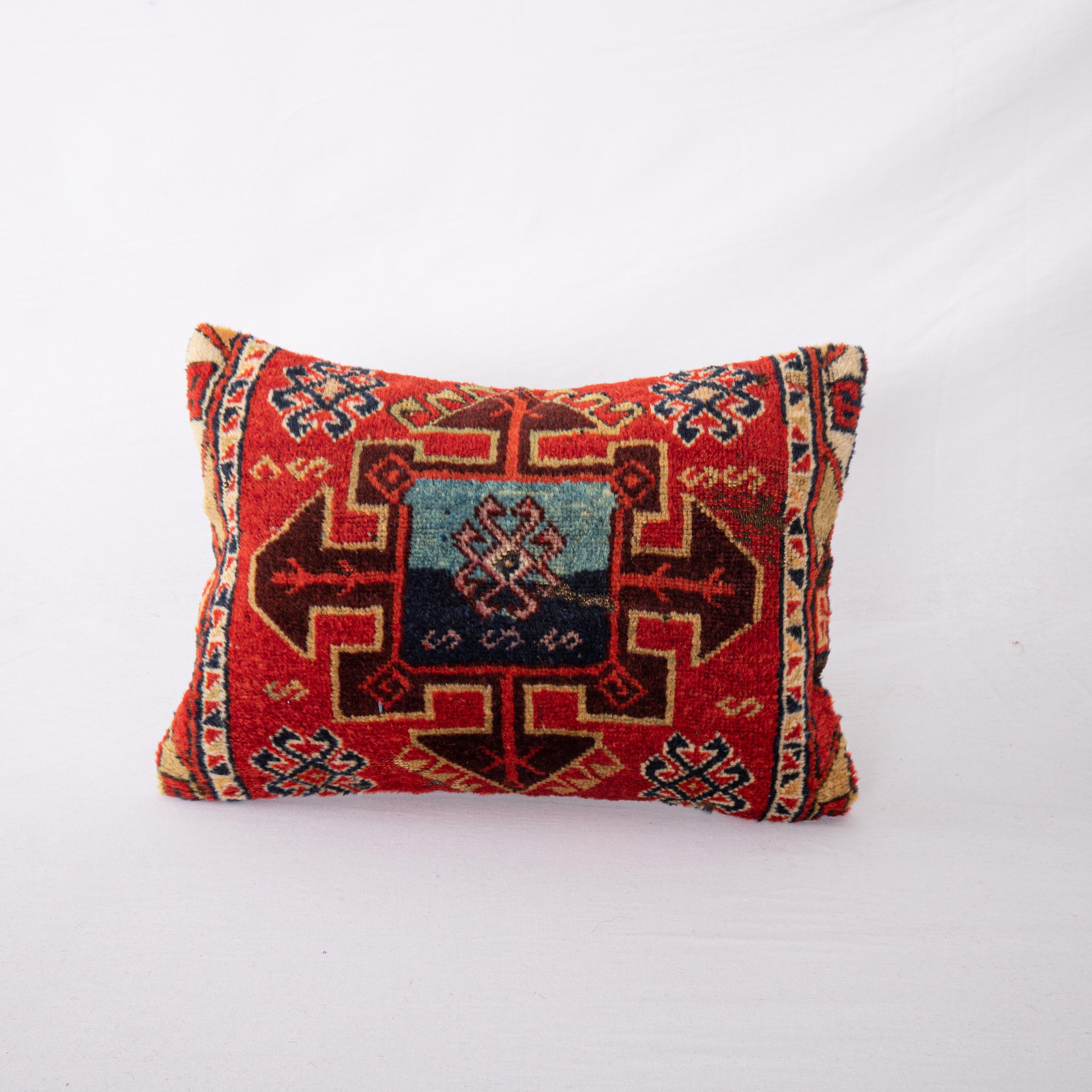 Les tapis d'Anatolie orientale sont réputés pour la qualité de leur laine et de leurs couleurs. Cette housse de coussin est fabriquée à partir d'un fragment de ce magnifique tapis.

Il n'est pas accompagné d'un insert.
Coton dans le dos.
Fermeture à