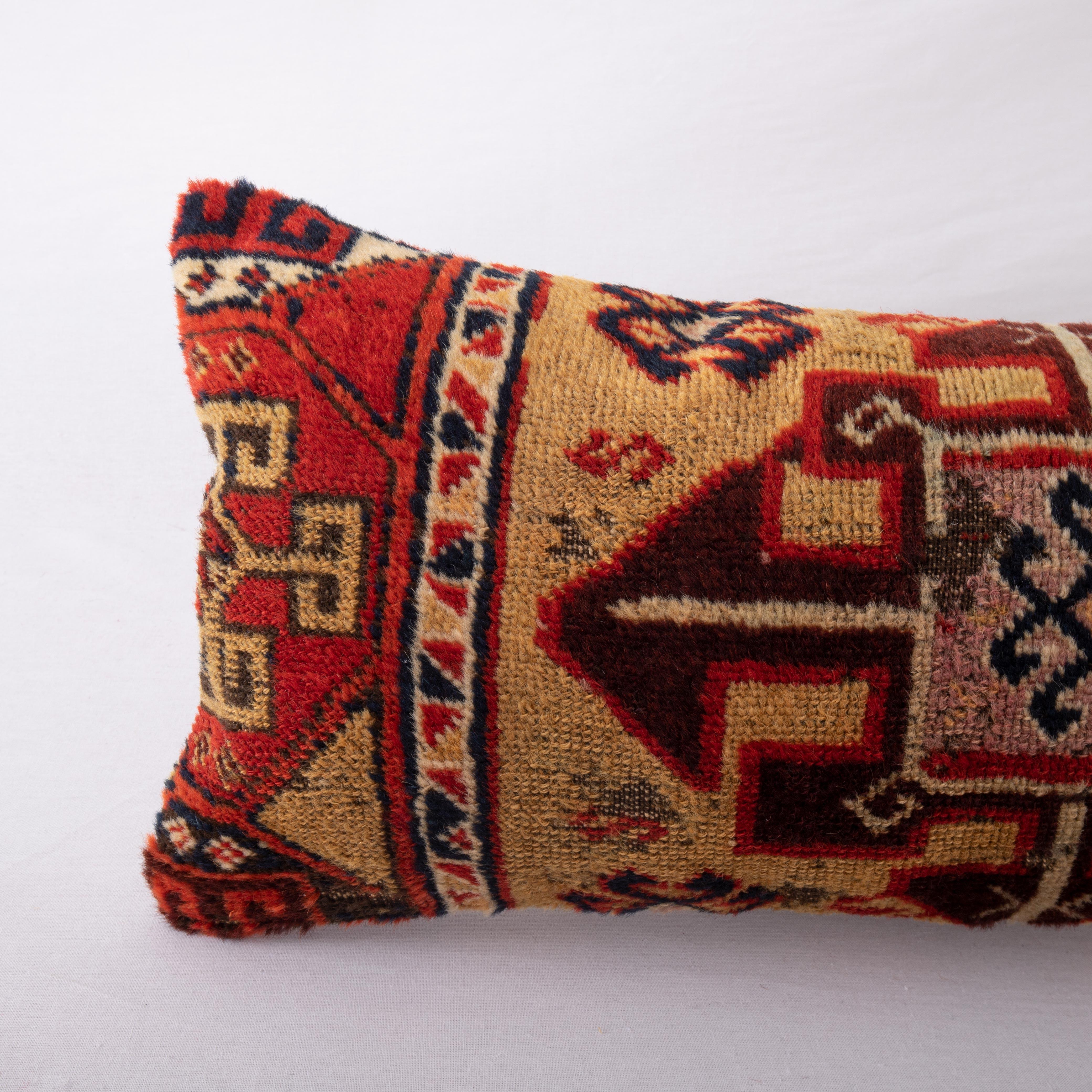 Tribal Revêtement d'oreiller fabriqué à partir d'un fragment de tapis ancien d'Anatolie orientale, 19e siècle en vente