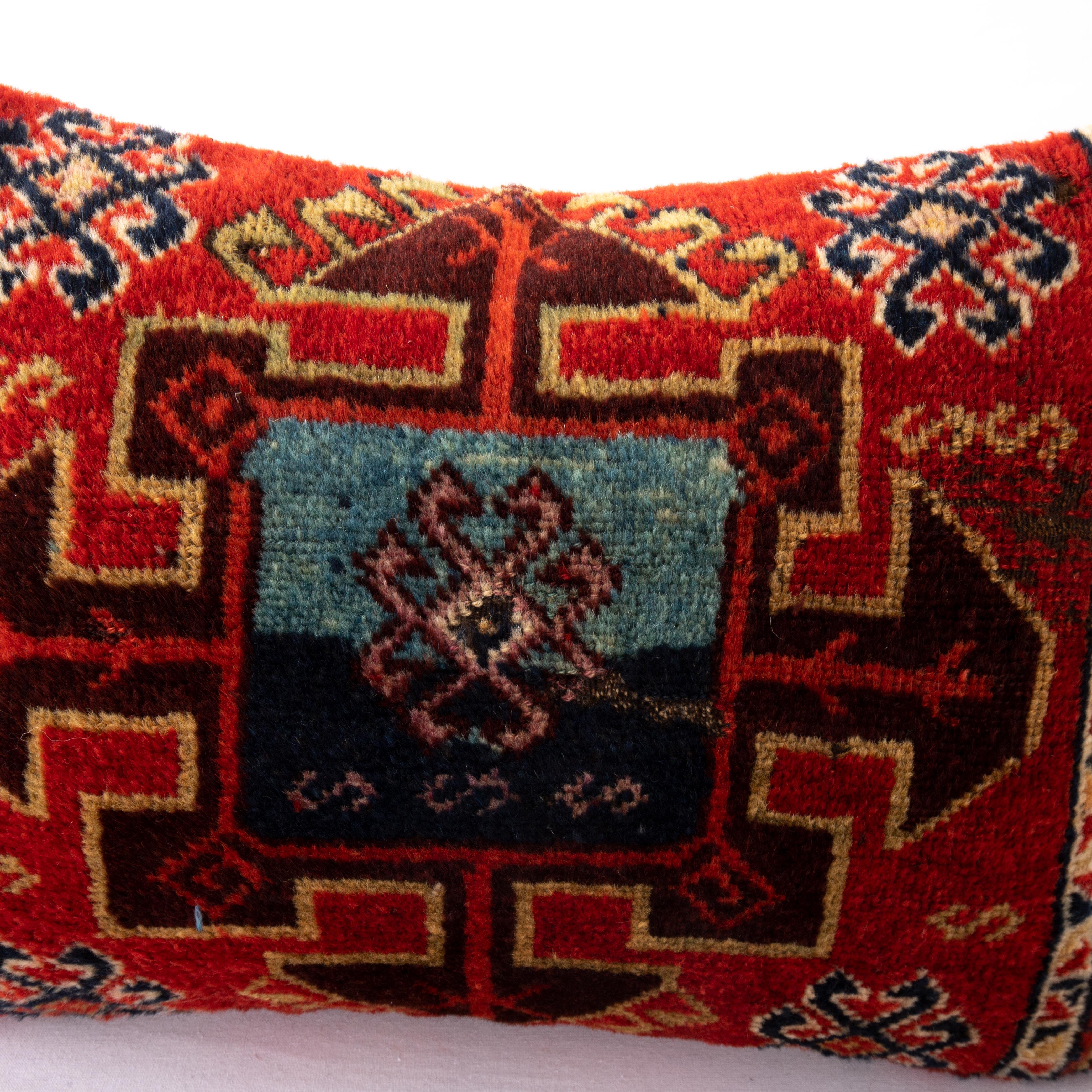 Turc Taie d'oreiller réalisée à partir d'un fragment de tapis ancien d'Anatolie orientale, 19e siècle en vente