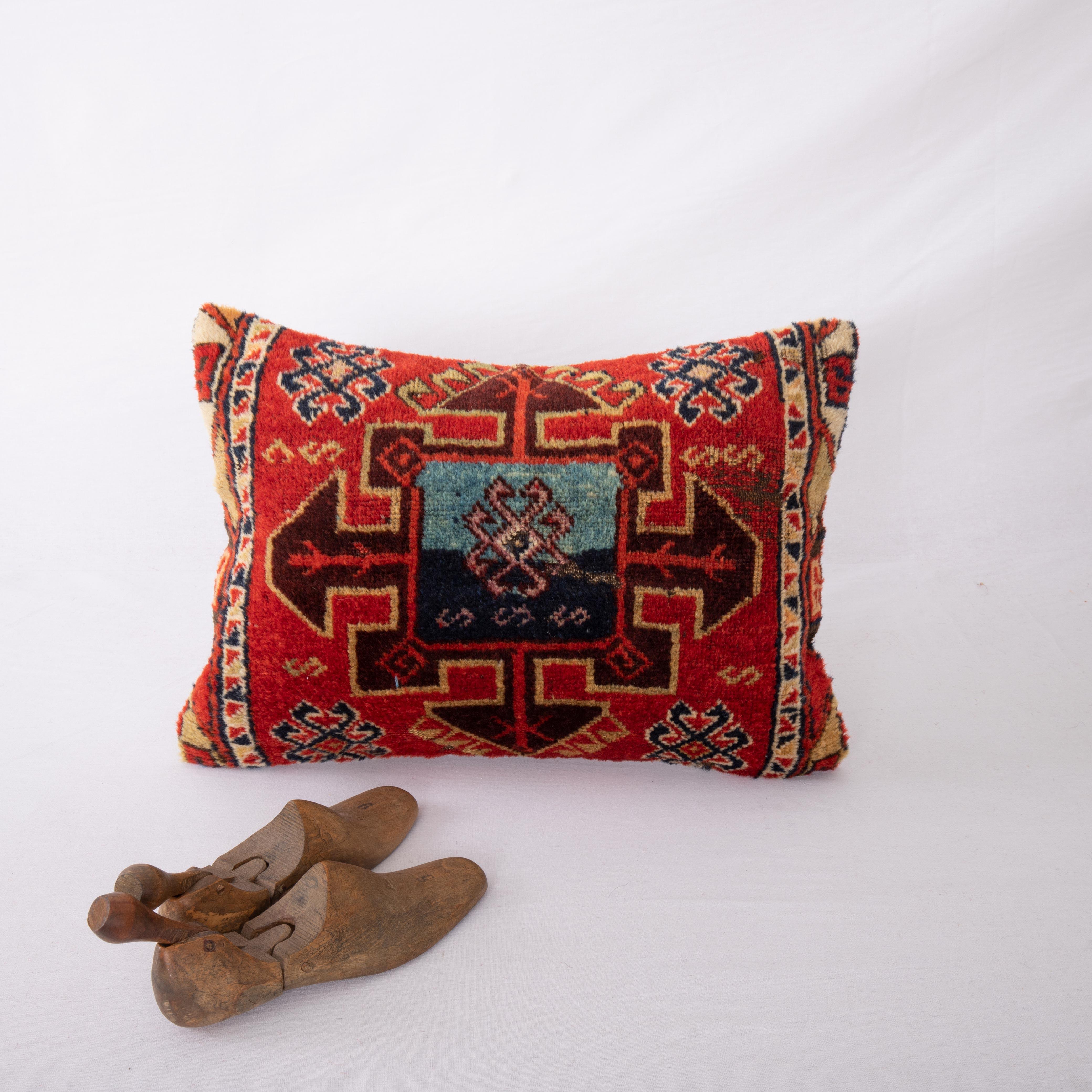 Tissé à la main Taie d'oreiller réalisée à partir d'un fragment de tapis ancien d'Anatolie orientale, 19e siècle en vente