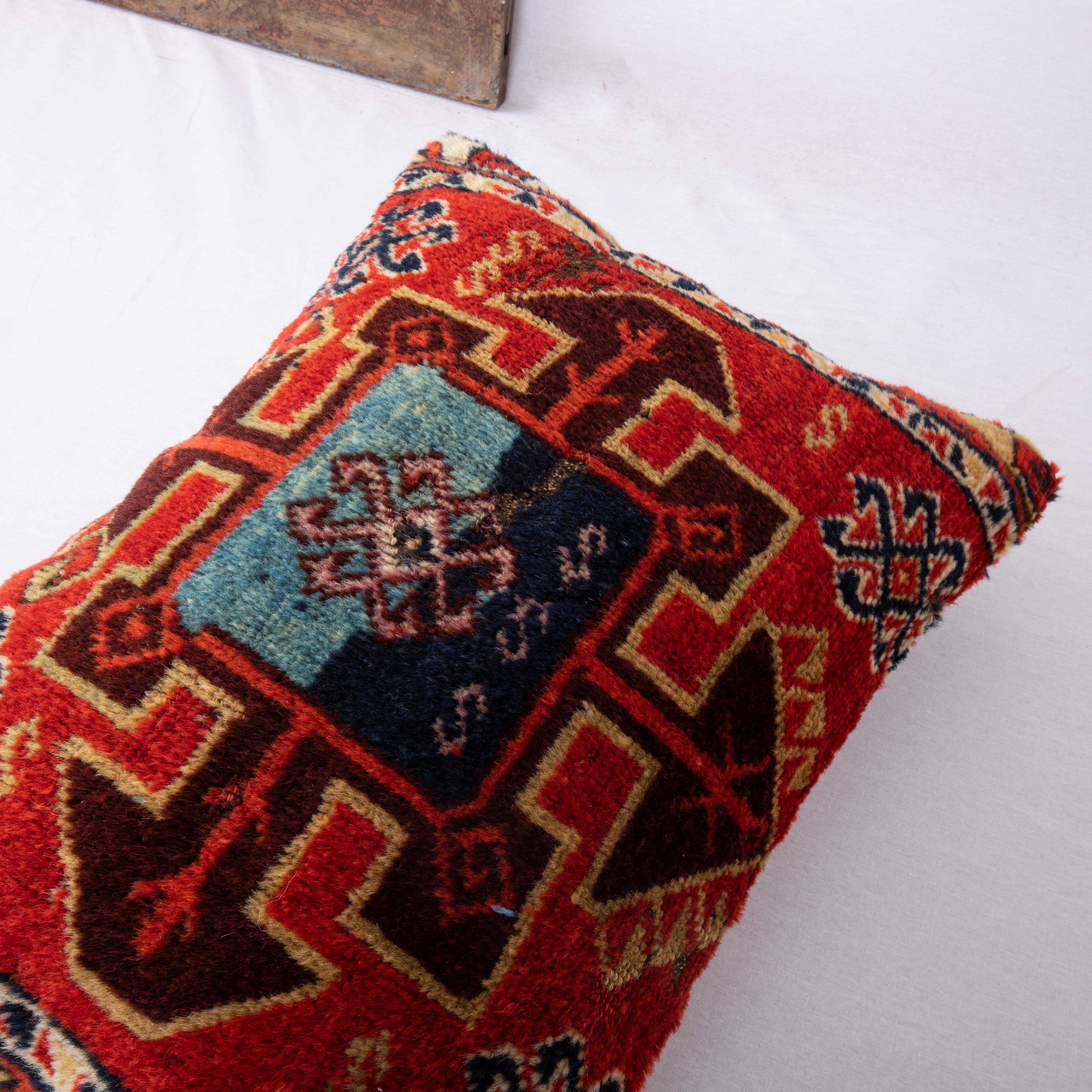 Taie d'oreiller réalisée à partir d'un fragment de tapis ancien d'Anatolie orientale, 19e siècle État moyen - En vente à Istanbul, TR