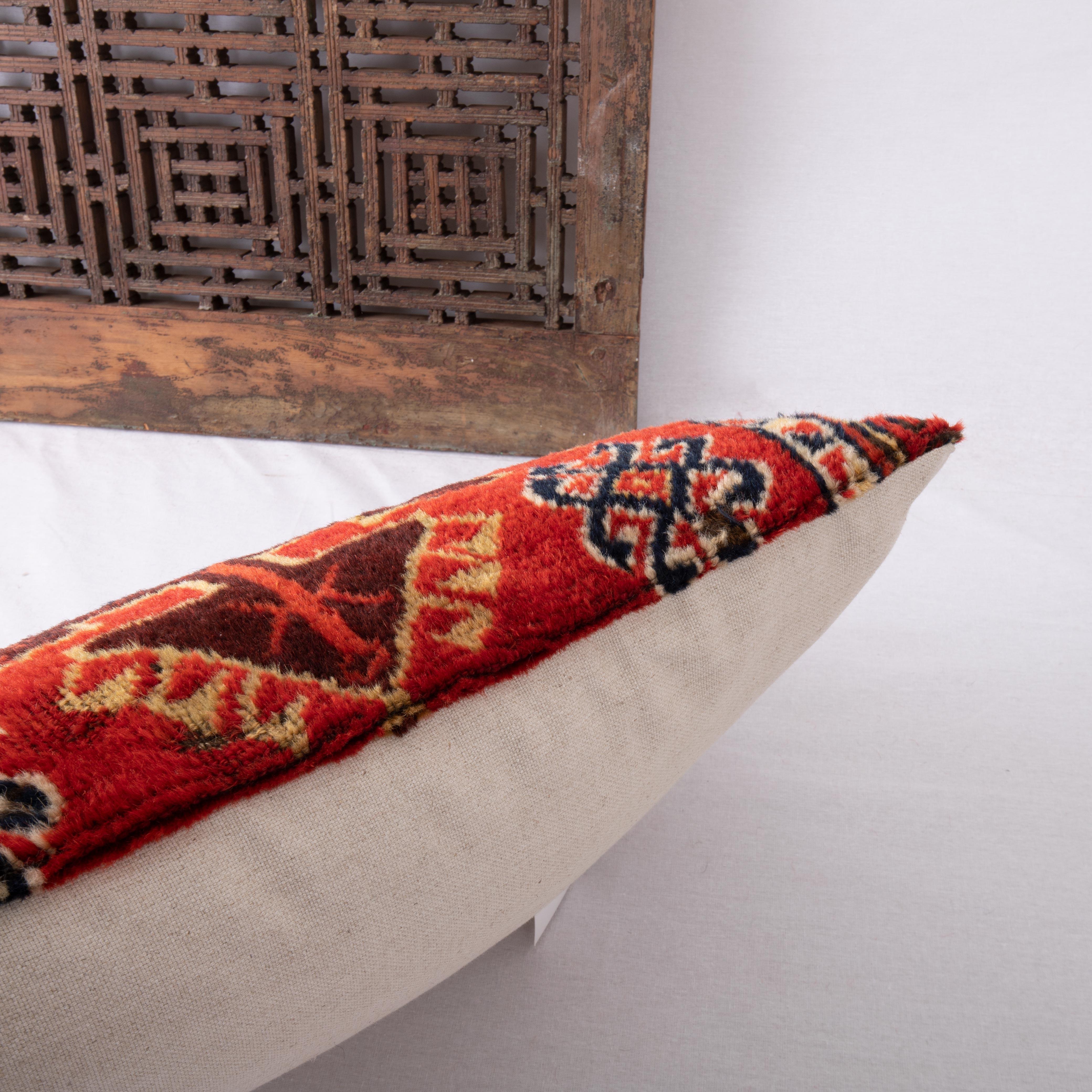 Taie d'oreiller réalisée à partir d'un fragment de tapis ancien d'Anatolie orientale, 19e siècle en vente 1
