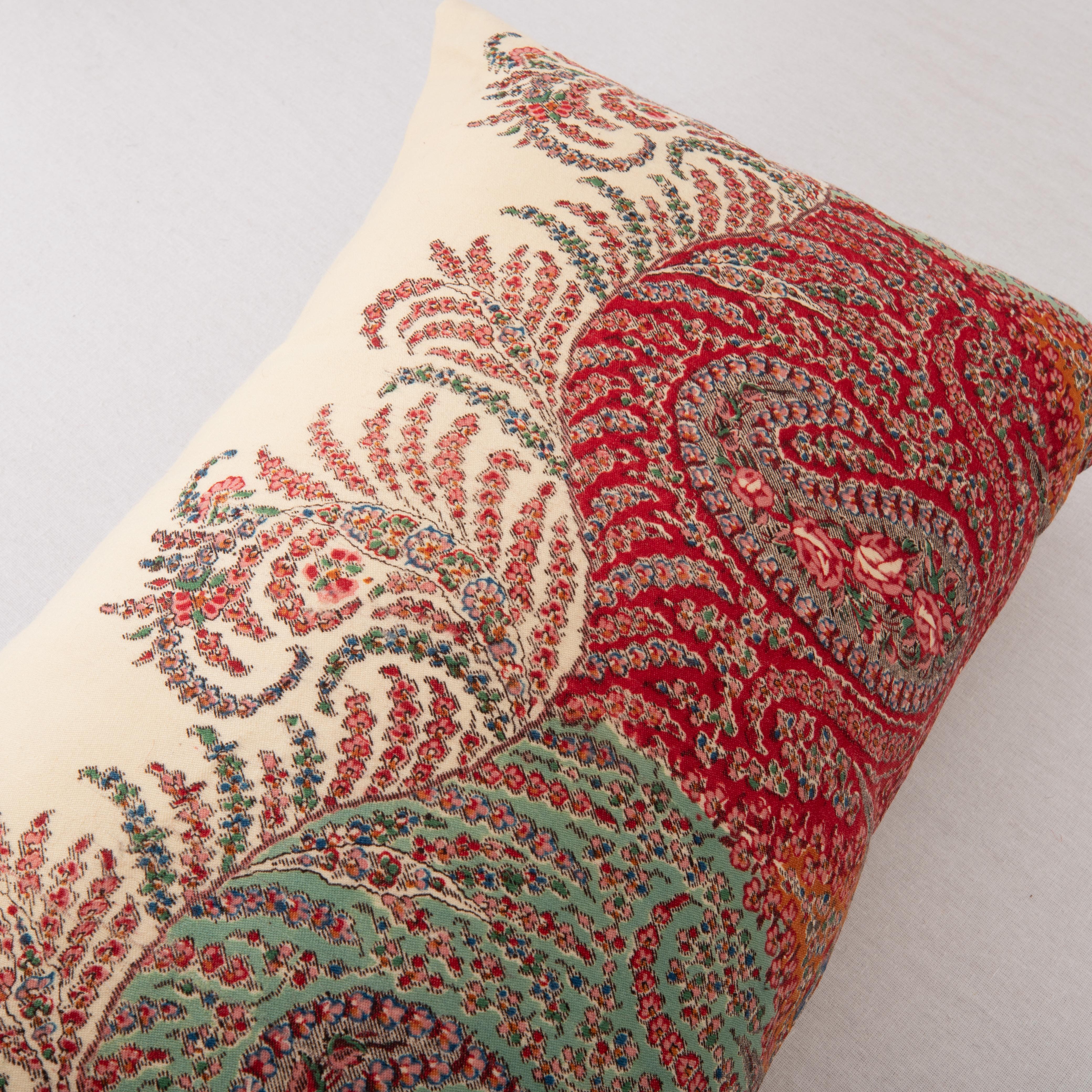 Pillow Cover Made from an English Printed Shawl, 19th C. In Good Condition For Sale In Istanbul, TR