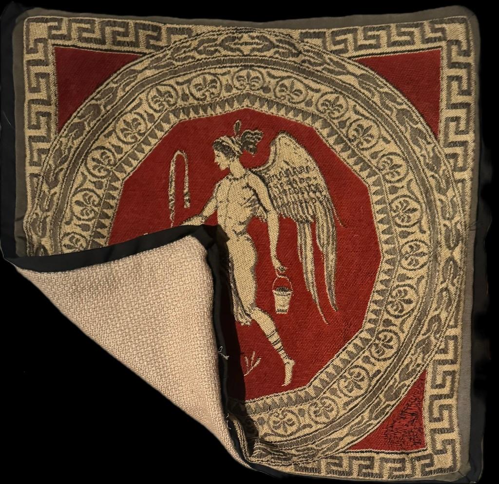 Américain Coussin fabriqué à partir d'une tapisserie ancienne représentant un dieu ailé en vente