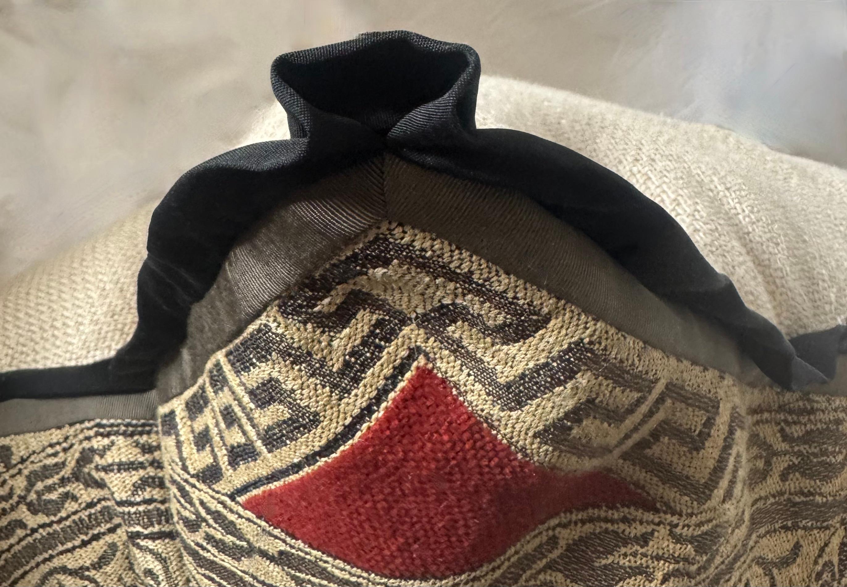 Fait main Coussin fabriqué à partir d'une tapisserie ancienne représentant un dieu ailé en vente
