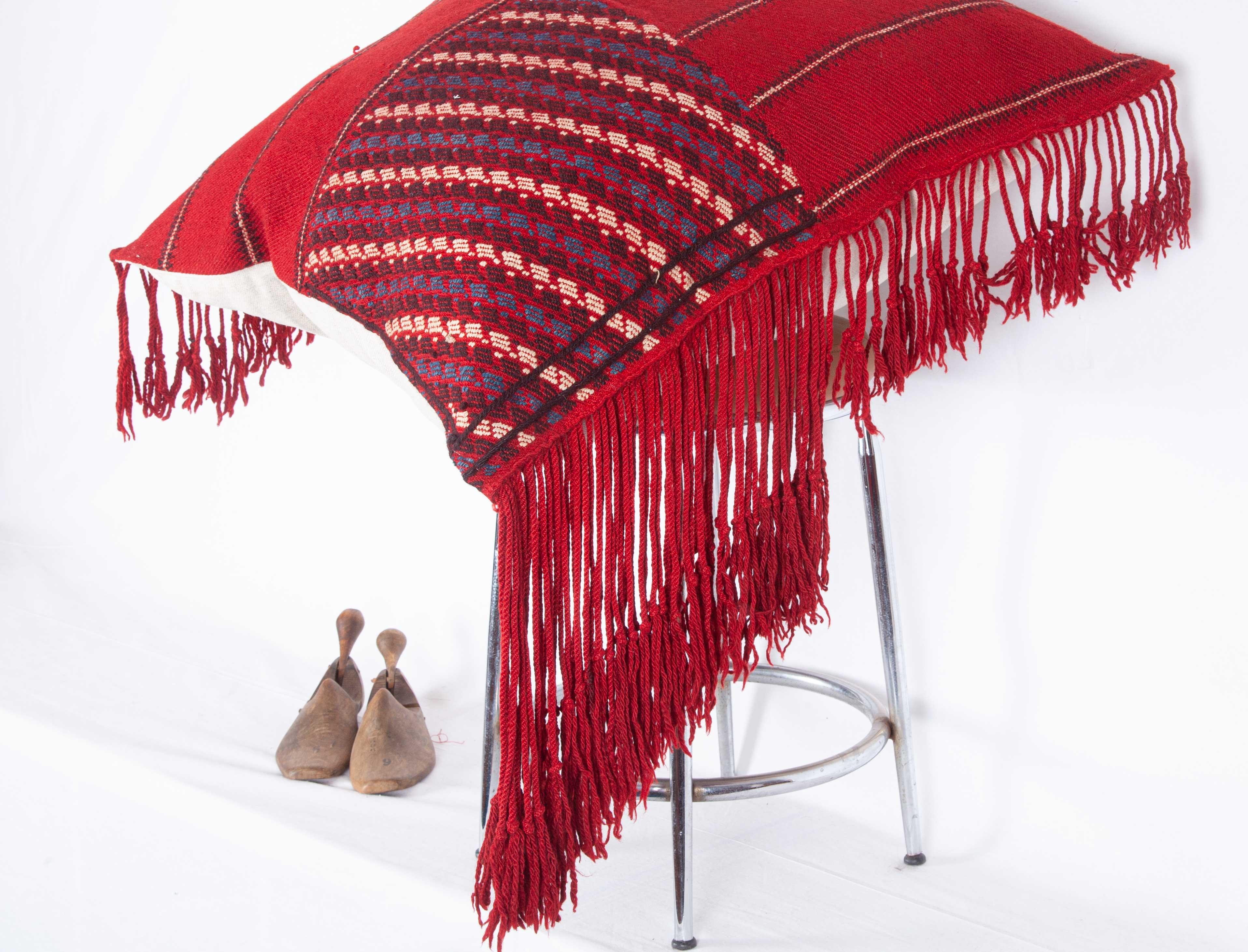 Coussin fabriqué à partir d'un tablier en pomak d'Anatolie occidentale du début du XXe siècle en vente 2