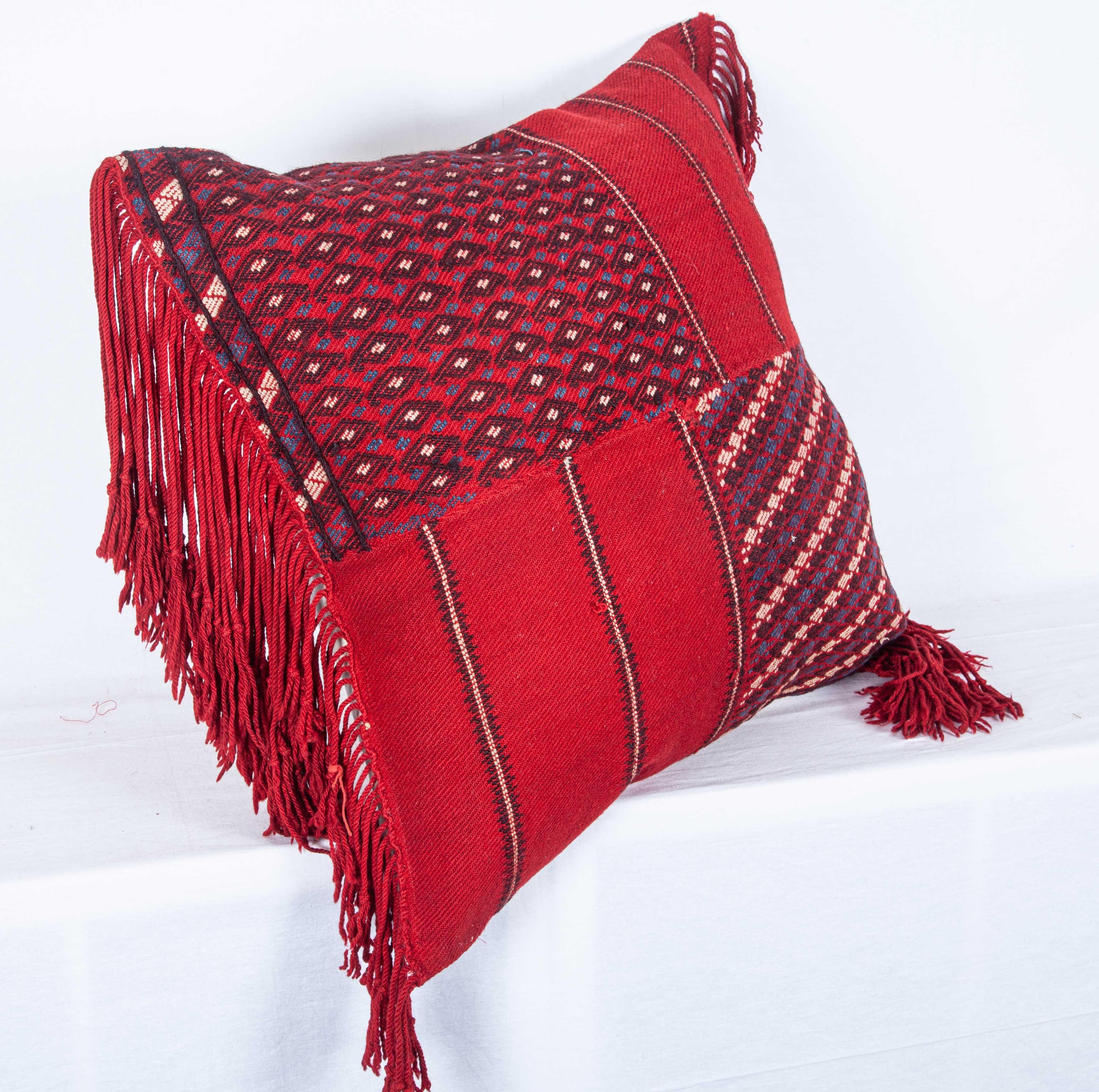 Tissé à la main Coussin fabriqué à partir d'un tablier en pomak d'Anatolie occidentale du début du XXe siècle en vente