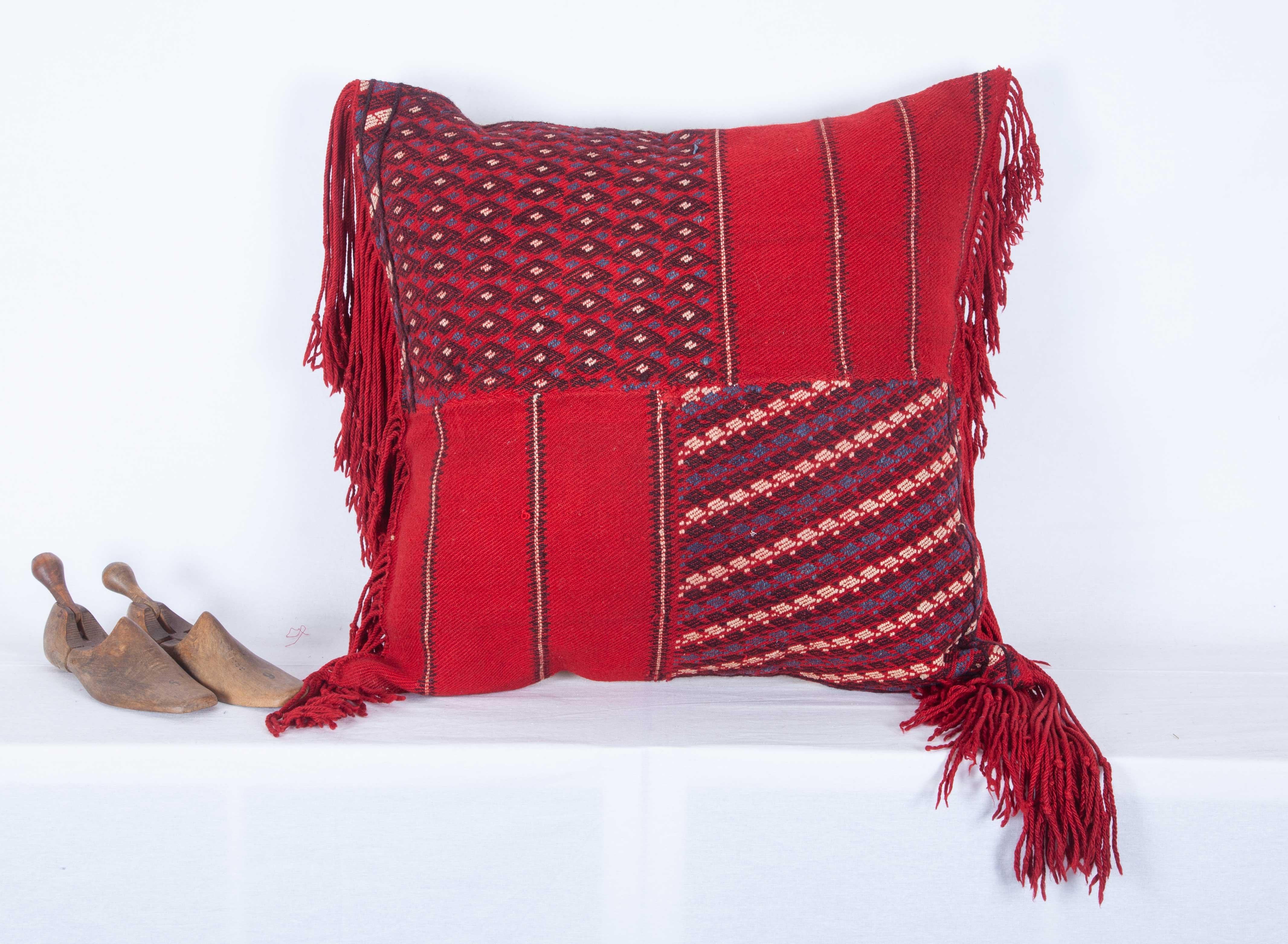 Coussin fabriqué à partir d'un tablier en pomak d'Anatolie occidentale du début du XXe siècle Bon état - En vente à Istanbul, TR