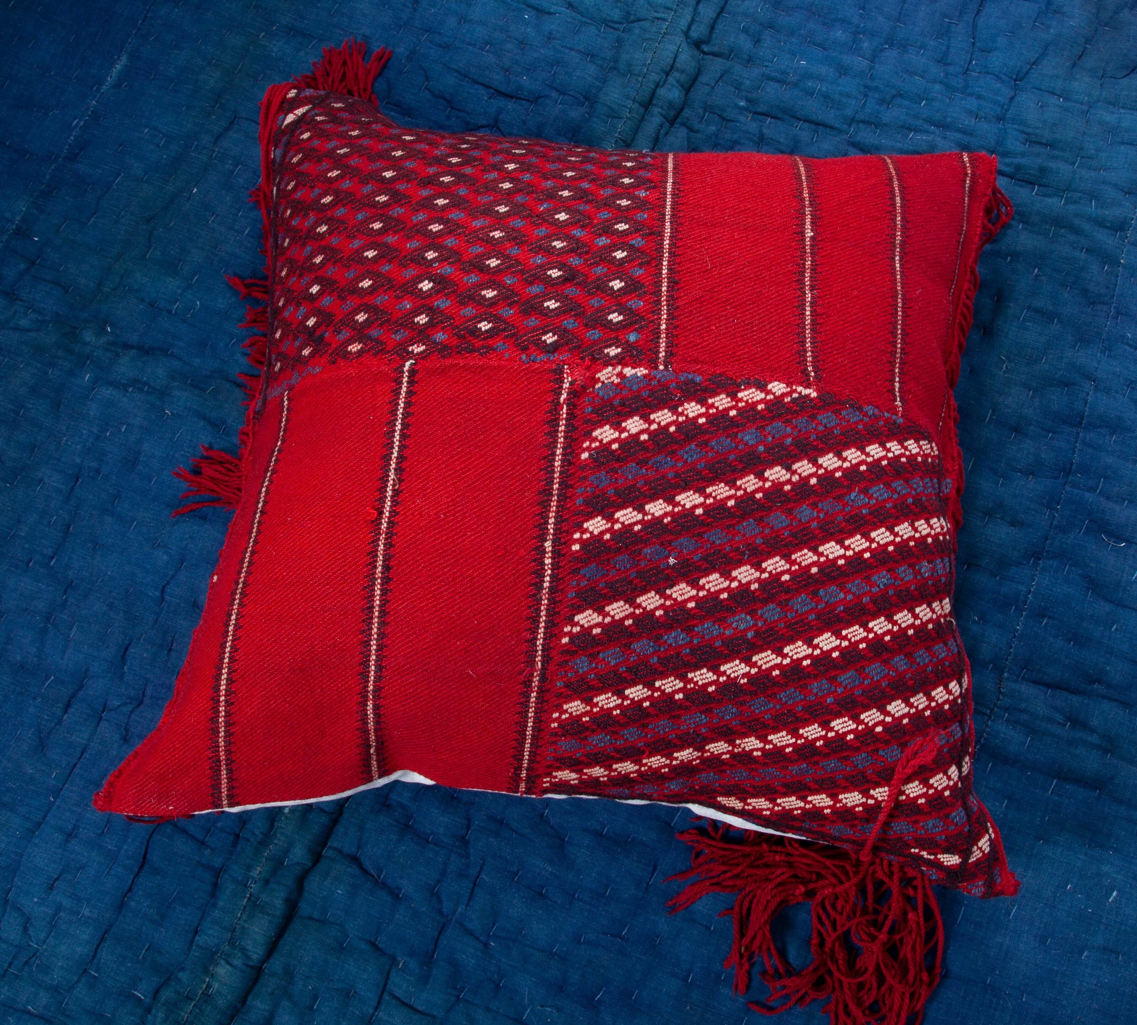 Coussin fabriqué à partir d'un tablier en pomak d'Anatolie occidentale du début du XXe siècle en vente 1