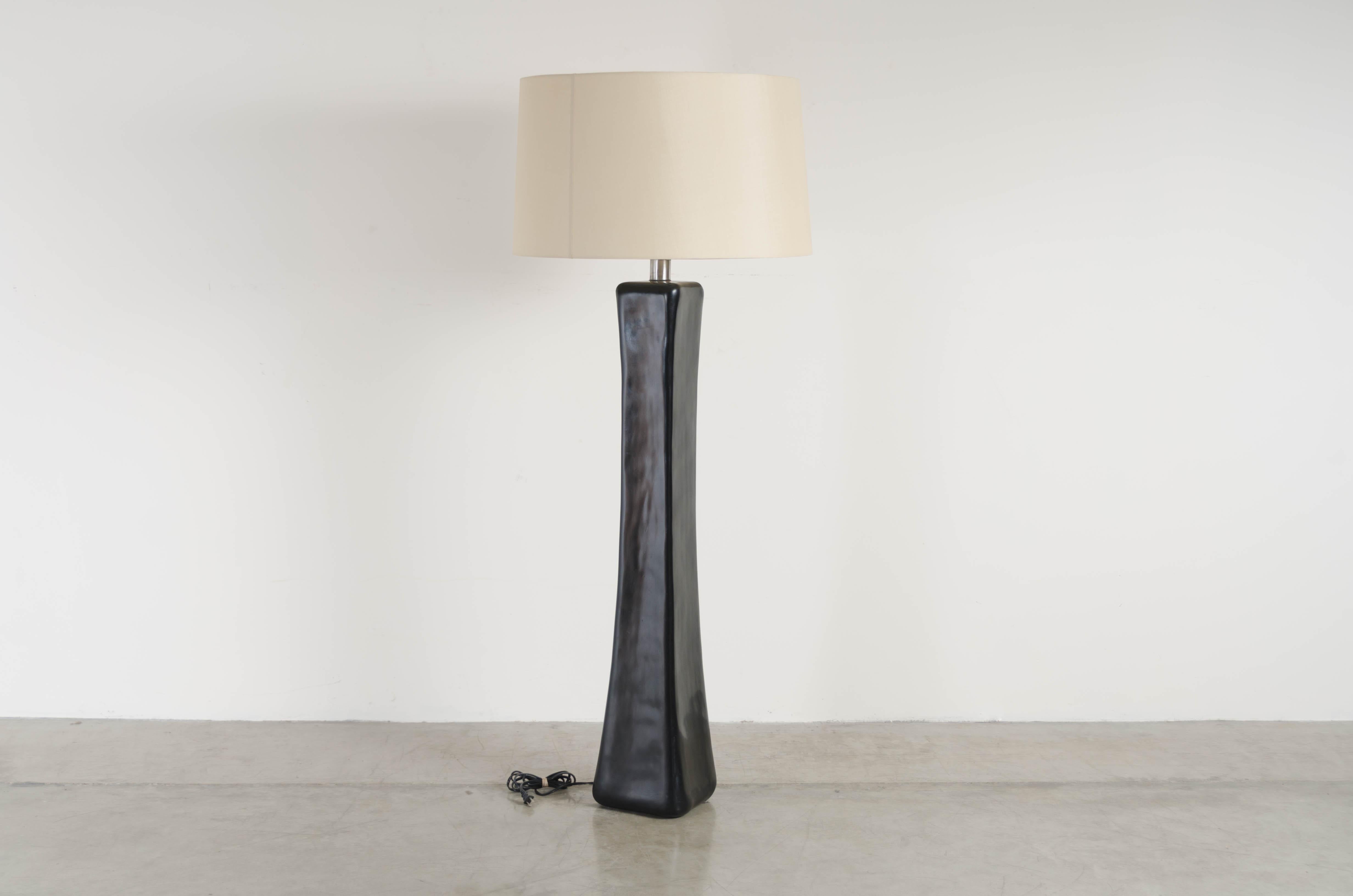 Pillow floor lamp
Black lacquer
Hand repousse
Silk shade (26