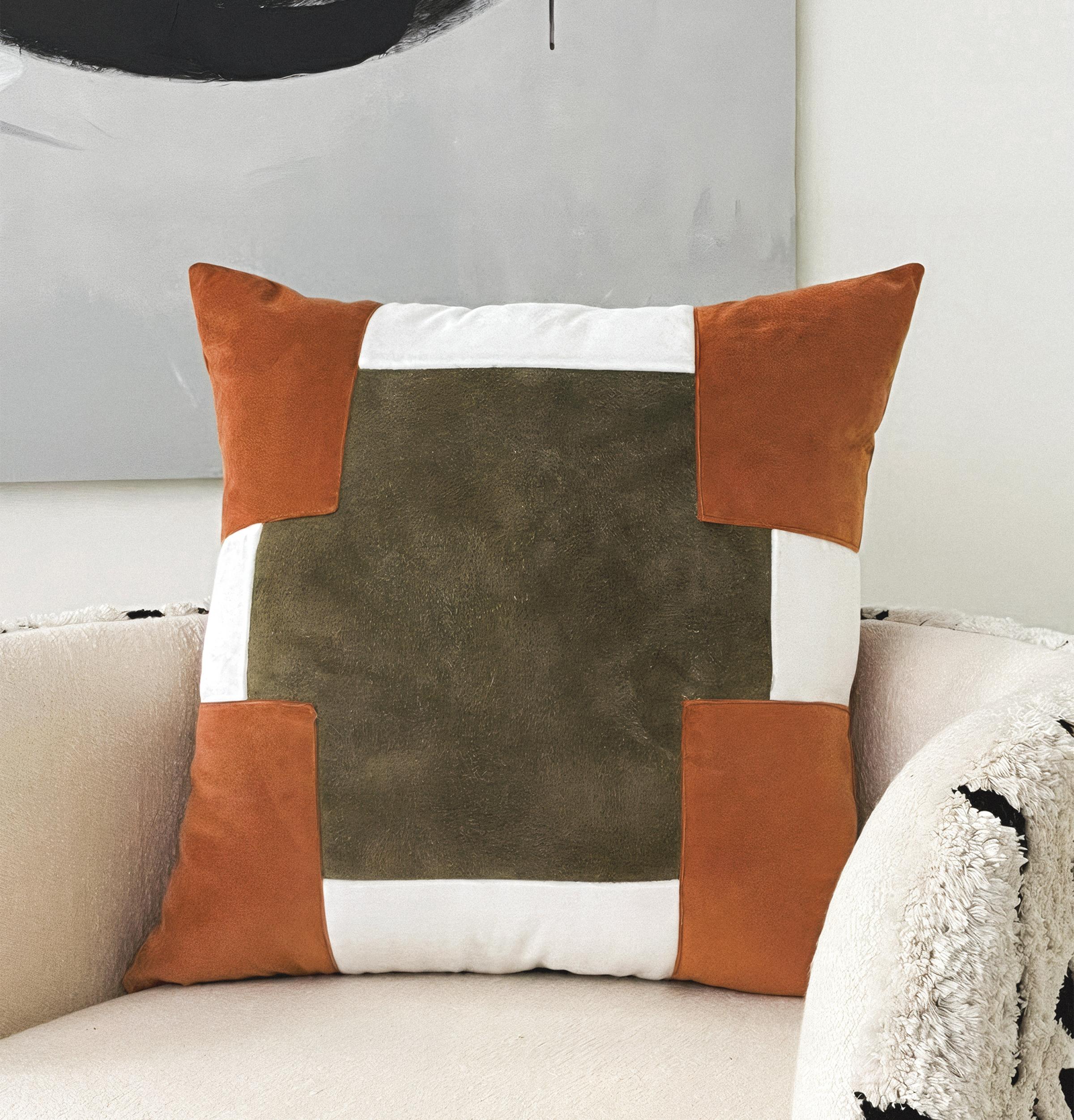 Derrière sa forme minimale se cache un subtil sentiment de solidité et de calme. L'interaction entre les matériaux et la géométrie reflète le langage de conception moderne de Hermhaus, où la clarté, l'équilibre et le caractère convergent pour créer