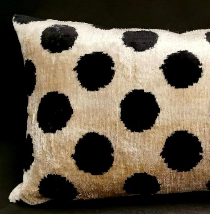 We kindly suggest you read the whole description, because with it we try to give you detailed technical and historical information to guarantee the authenticity of our objects.
Handmade pillow in Ikat fabric; the upper side is silk velvet with ball