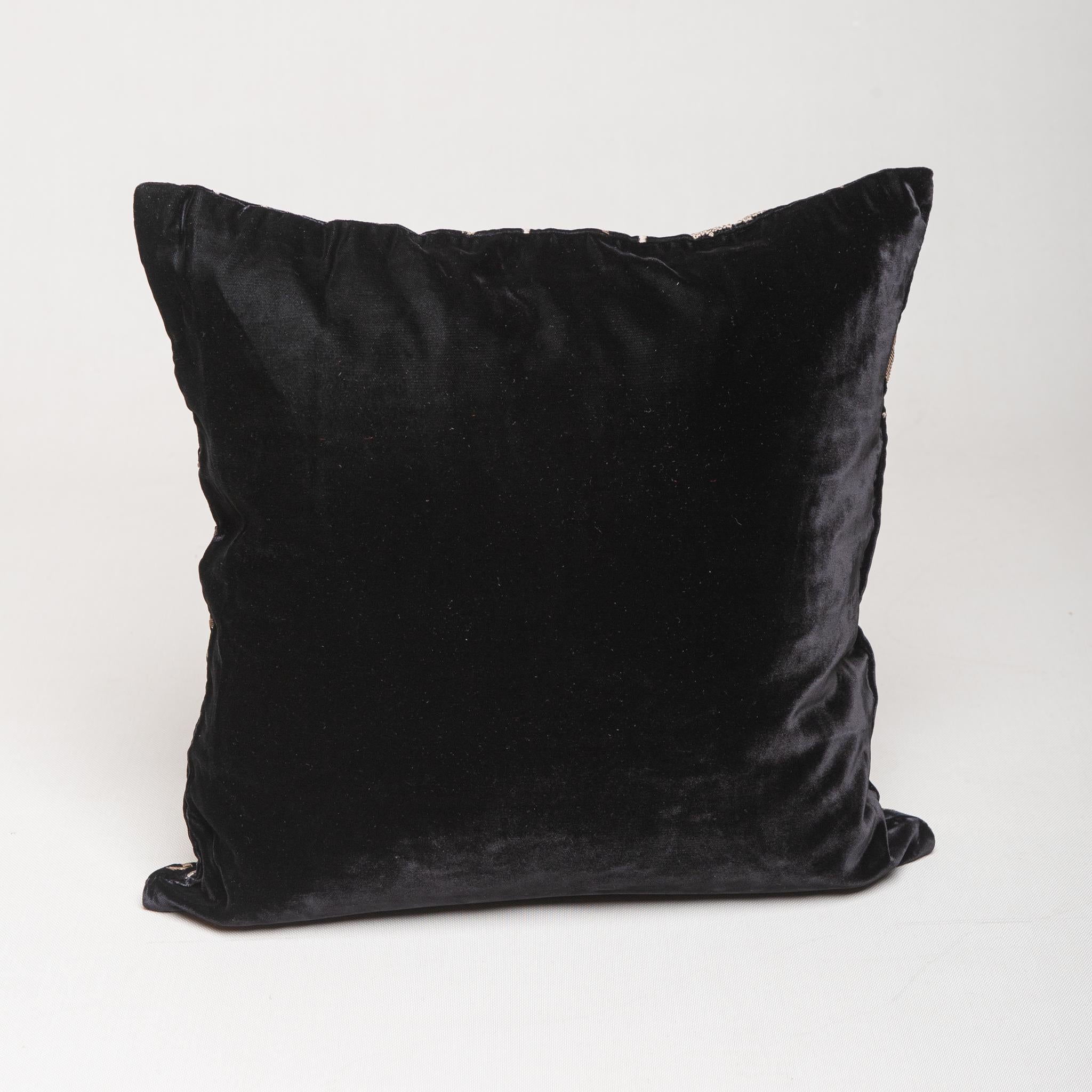Elegant black velvet pillow, embroidered in silver tinsel: very beautiful!
(I forgot designer's name).
Look to other ones.
 