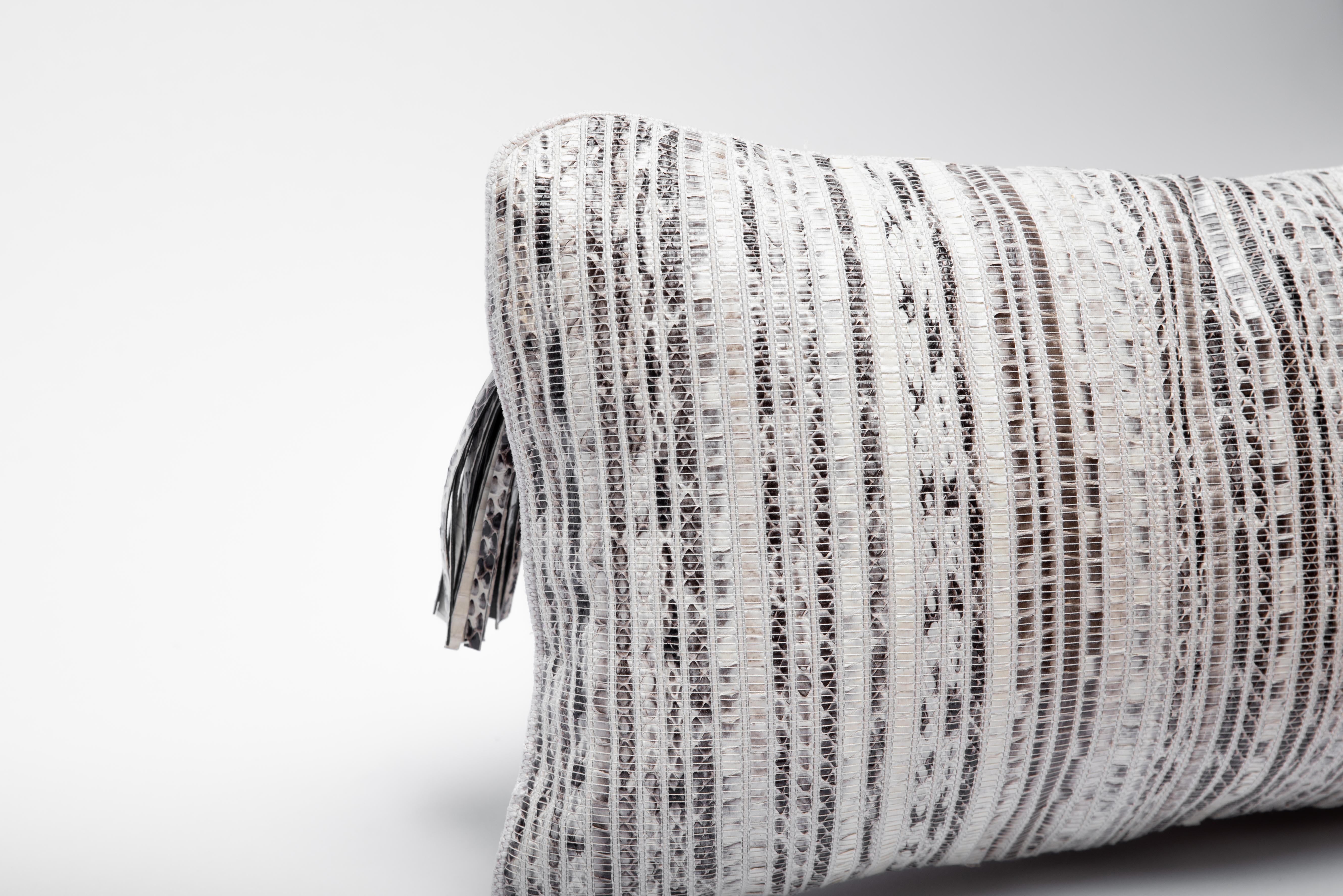 Das gewebte Schlangenhaut-Kissen von KIFU PARIS ist das ultimative luxuriöse Heimtextilstück. Dieses Textil ist einzigartig und originell für die Marke, die traditionelle Webtechniken mit Holzwebstühlen anwendet, um dieses geschmeidige und exotische