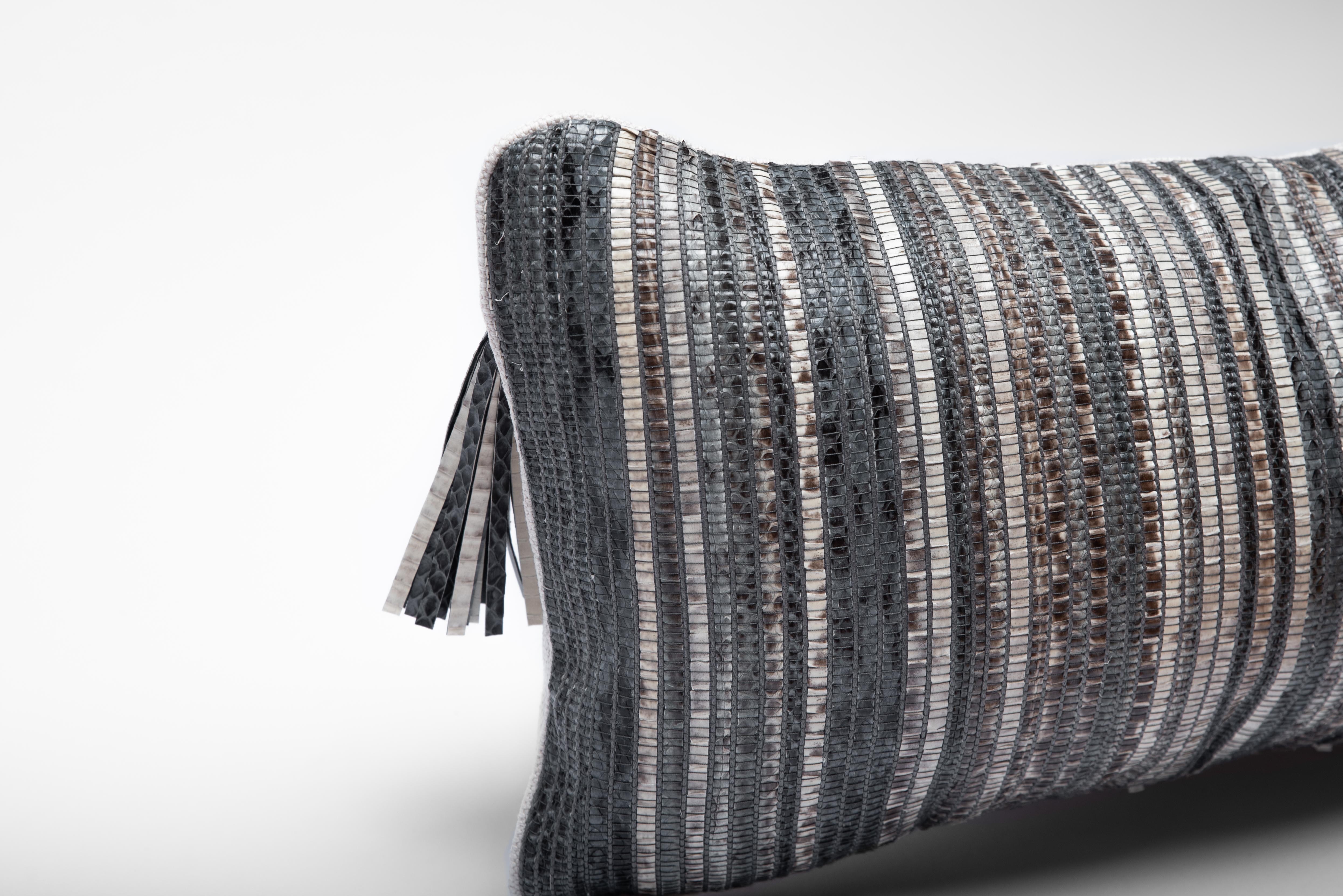 Das Kissen aus gewebter Schlangenhaut von Kifu, Paris, ist das ultimative luxuriöse Heimtextilstück. Dieses Textil ist einzigartig und originell für die Marke, die traditionelle Webtechniken mit Holzwebstühlen anwendet, um dieses geschmeidige und
