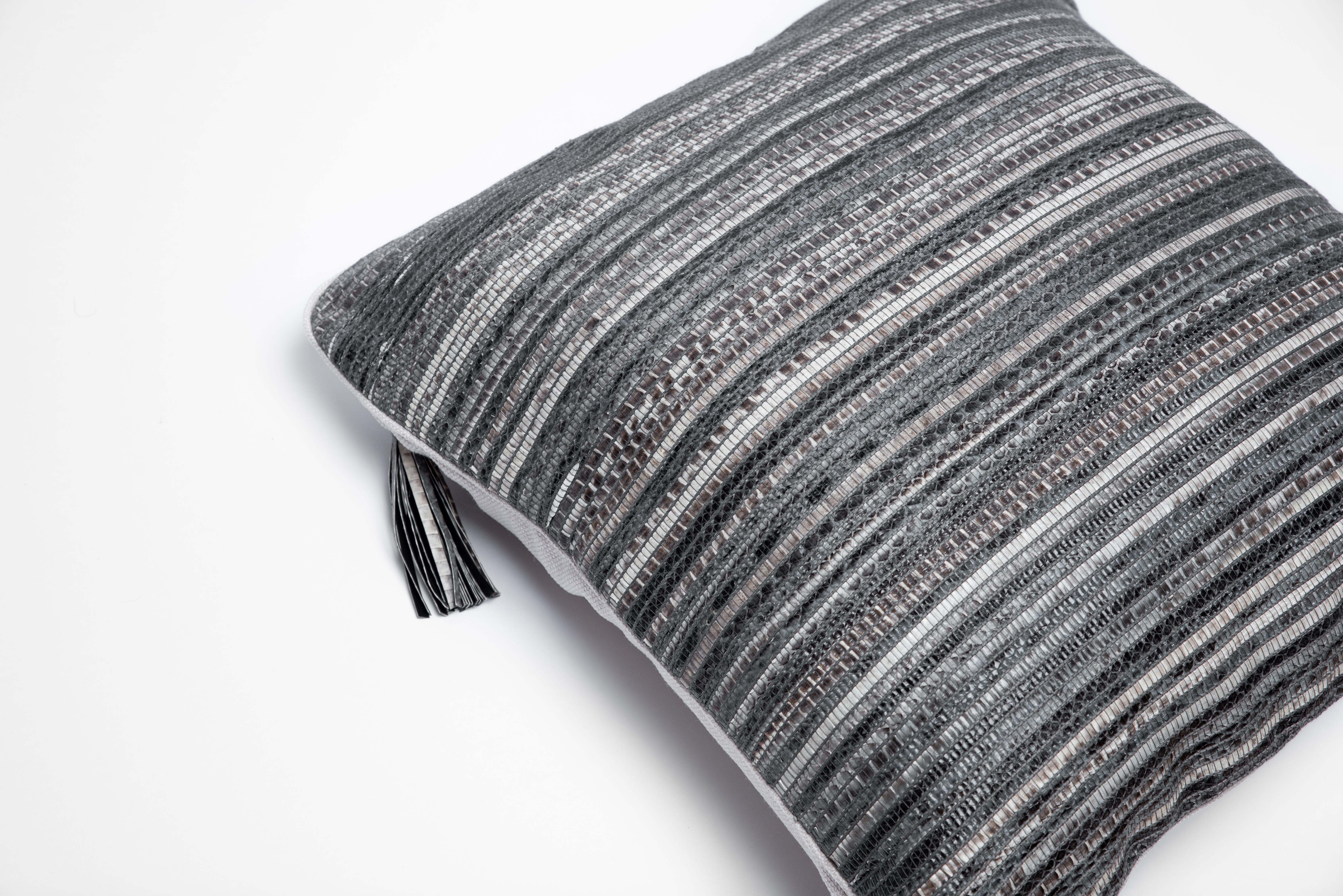 Le coussin Woven Snakeskin de Kifu Paris est l'ultime pièce de textile de luxe pour la maison. Ce textile est unique et original pour la marque, qui utilise des techniques de tissage traditionnelles avec des métiers à bois pour développer ce textile