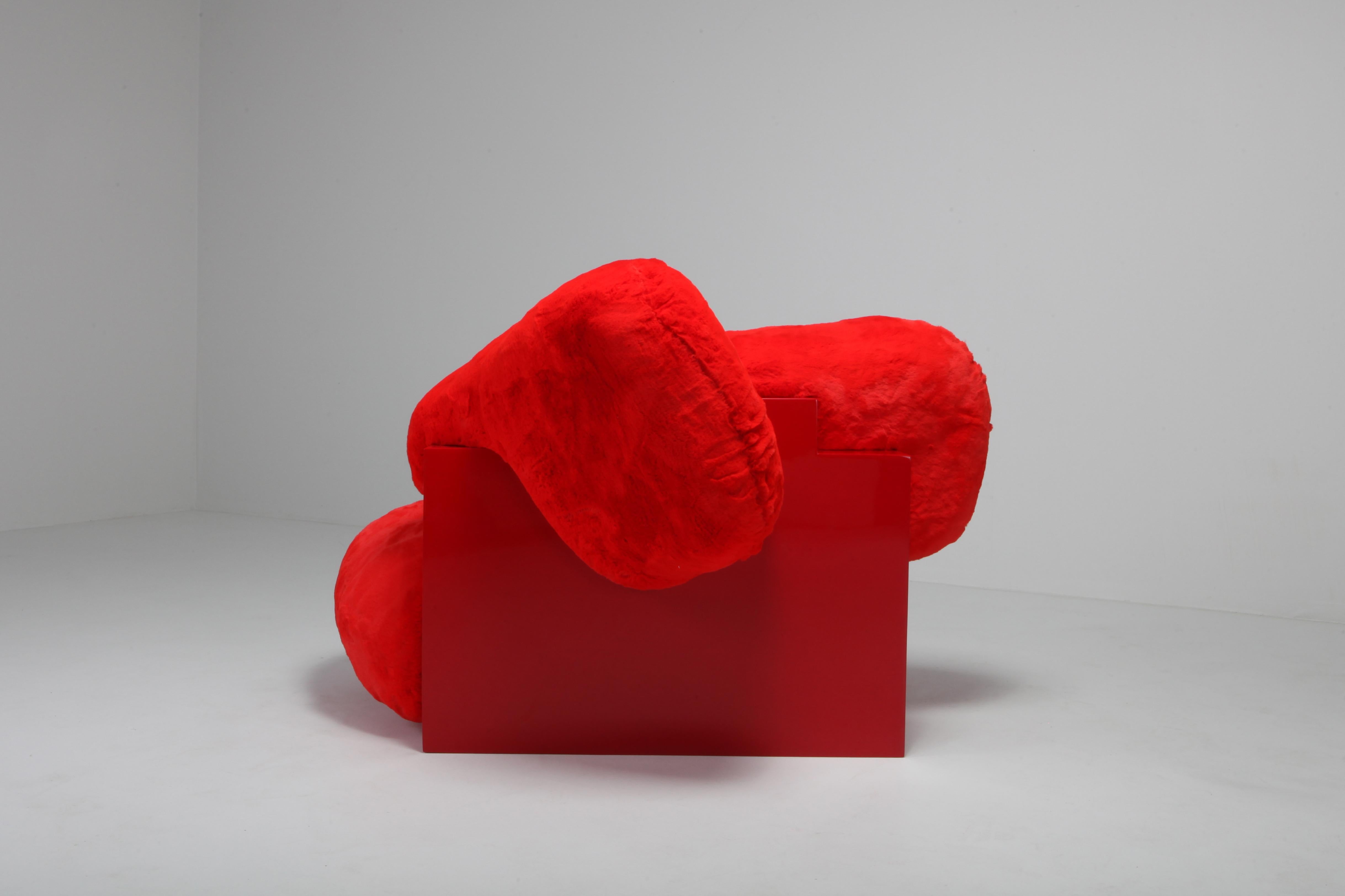 „Kissen-Loungesessel“ aus rotem Lack und Kunstpelz von Schimmel & Schweikle (21. Jahrhundert und zeitgenössisch) im Angebot