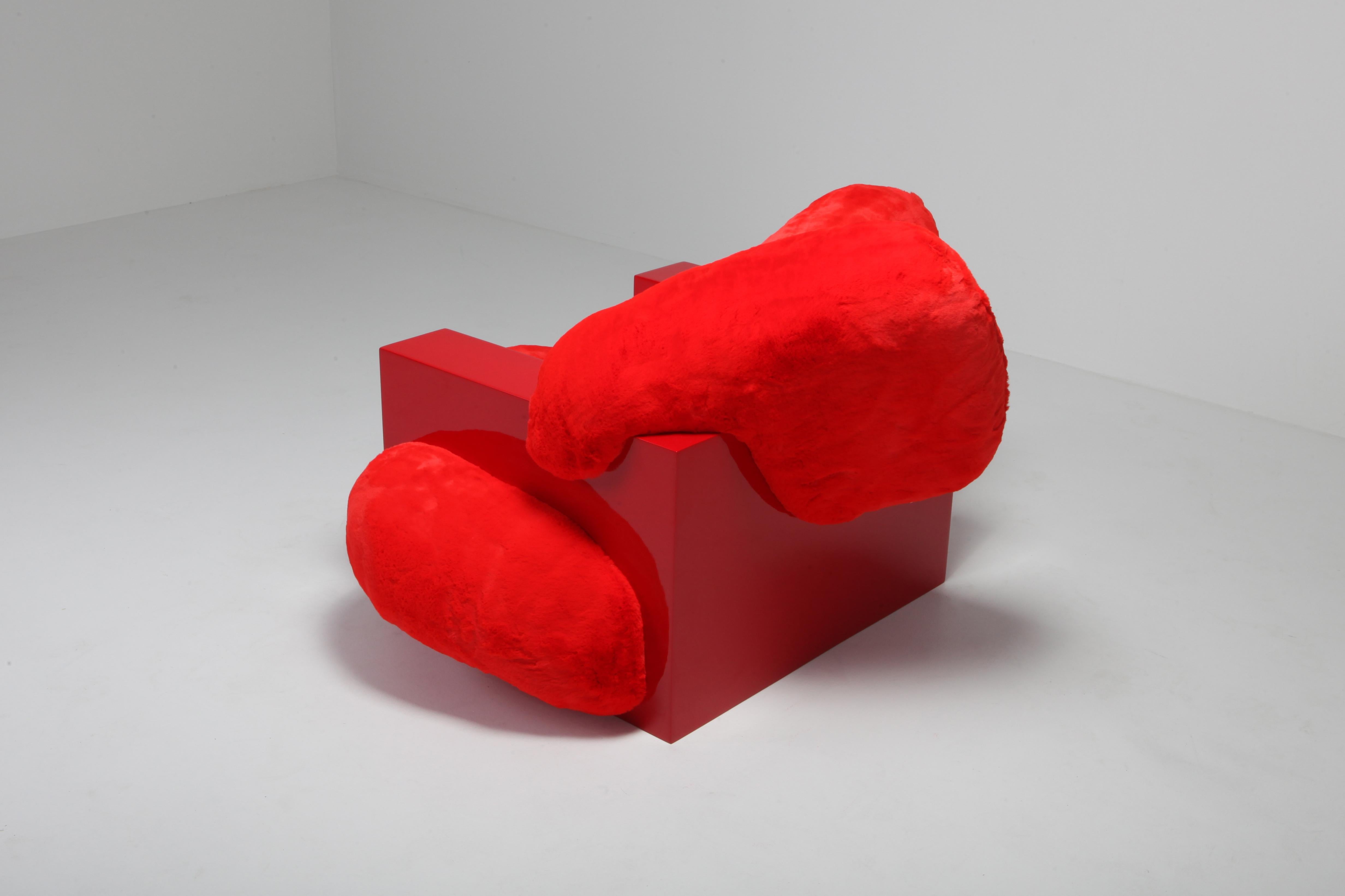 „Kissen-Loungesessel“ aus rotem Lack und Kunstpelz von Schimmel & Schweikle im Angebot 1