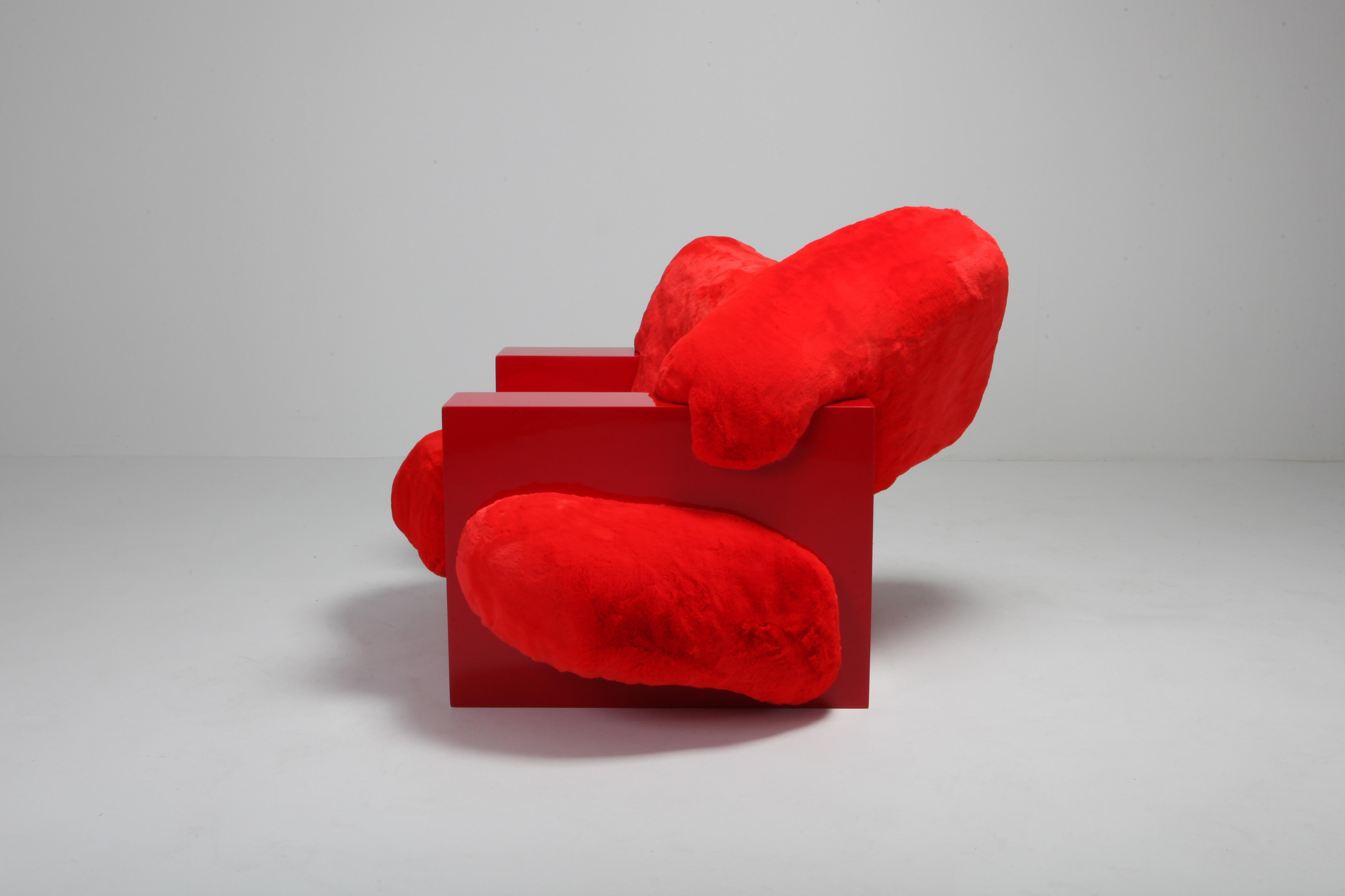 „Kissen-Loungesessel“ aus rotem Lack und Kunstpelz von Schimmel & Schweikle im Angebot 3