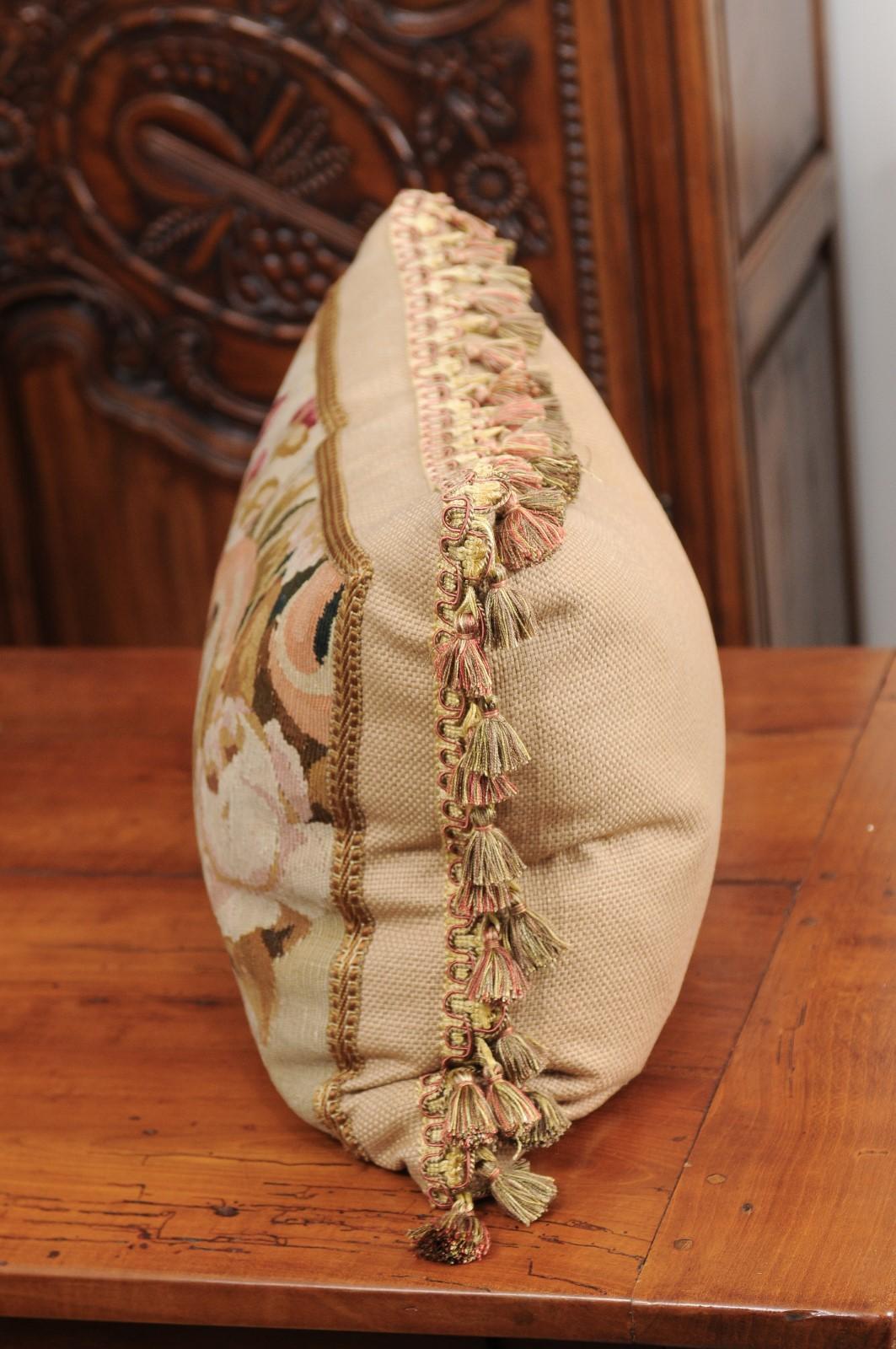 Coussin réalisé à partir d'une tapisserie française du 19e siècle avec décor floral et pompons en vente 3