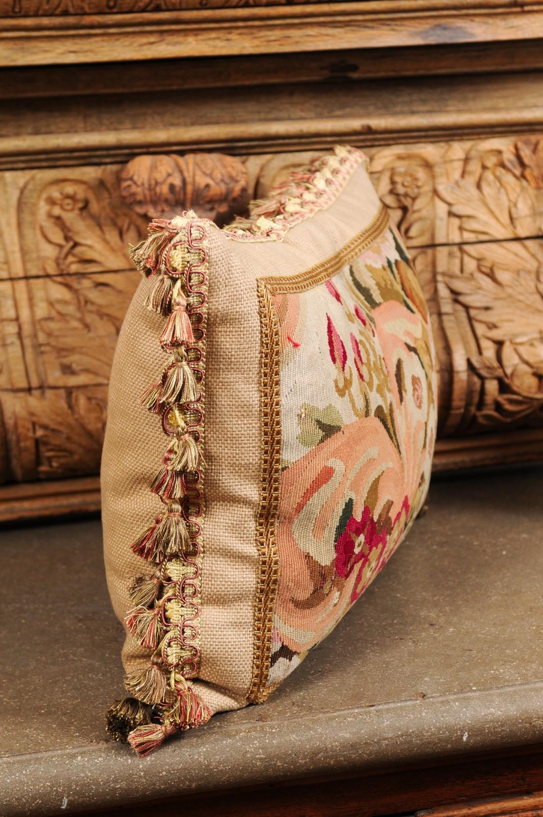Cuscino ricavato da un arazzo francese del XIX secolo con decorazioni floreali e nappe in vendita 4