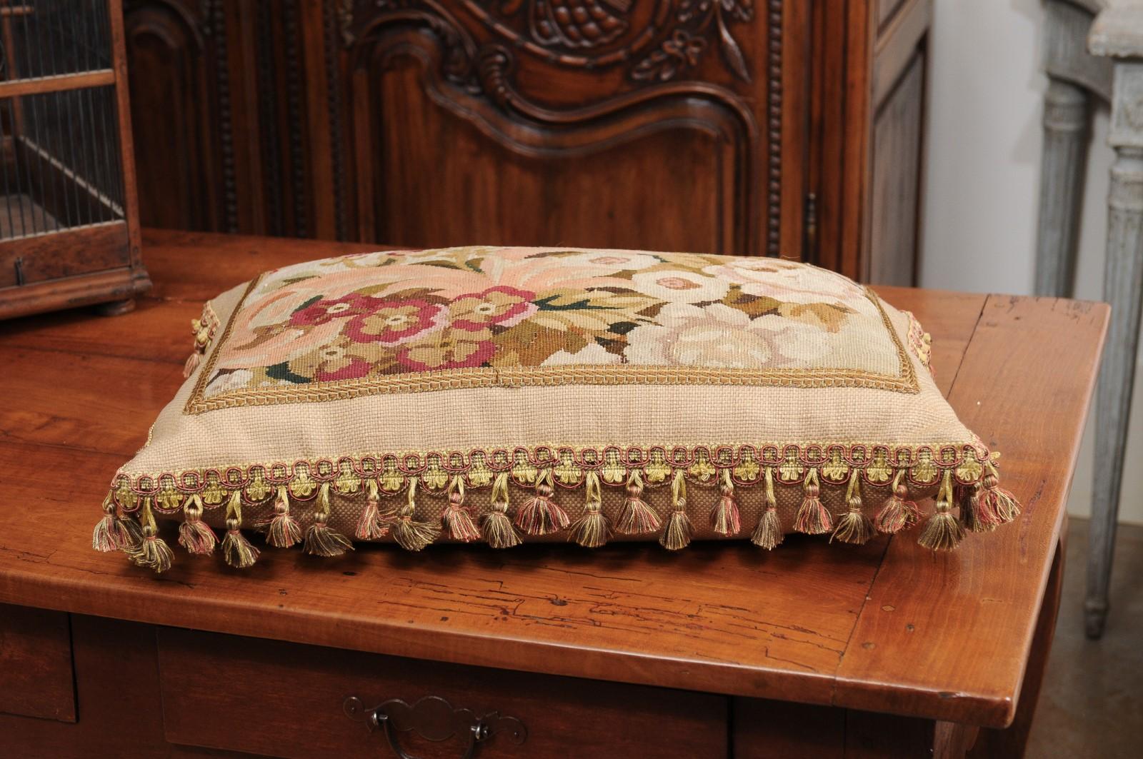 Coussin réalisé à partir d'une tapisserie française du 19e siècle avec décor floral et pompons en vente 4
