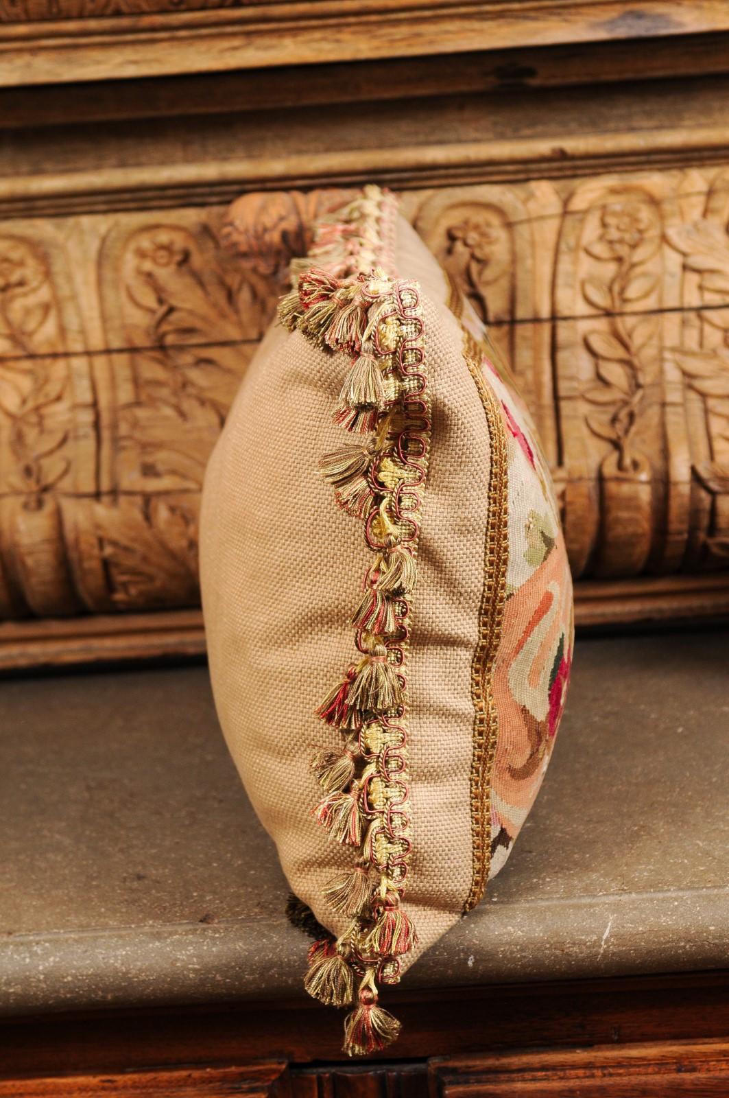 Cuscino ricavato da un arazzo francese del XIX secolo con decorazioni floreali e nappe in vendita 5