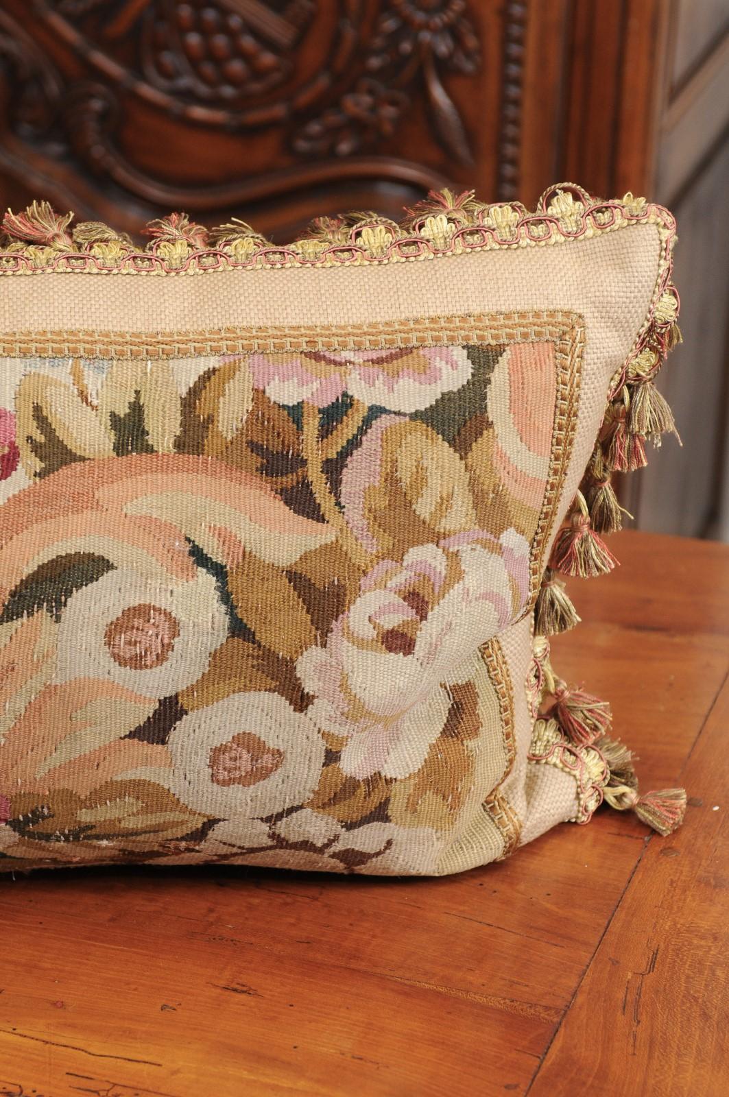 Cuscino ricavato da un arazzo francese del XIX secolo con decorazioni floreali e nappe in vendita 5