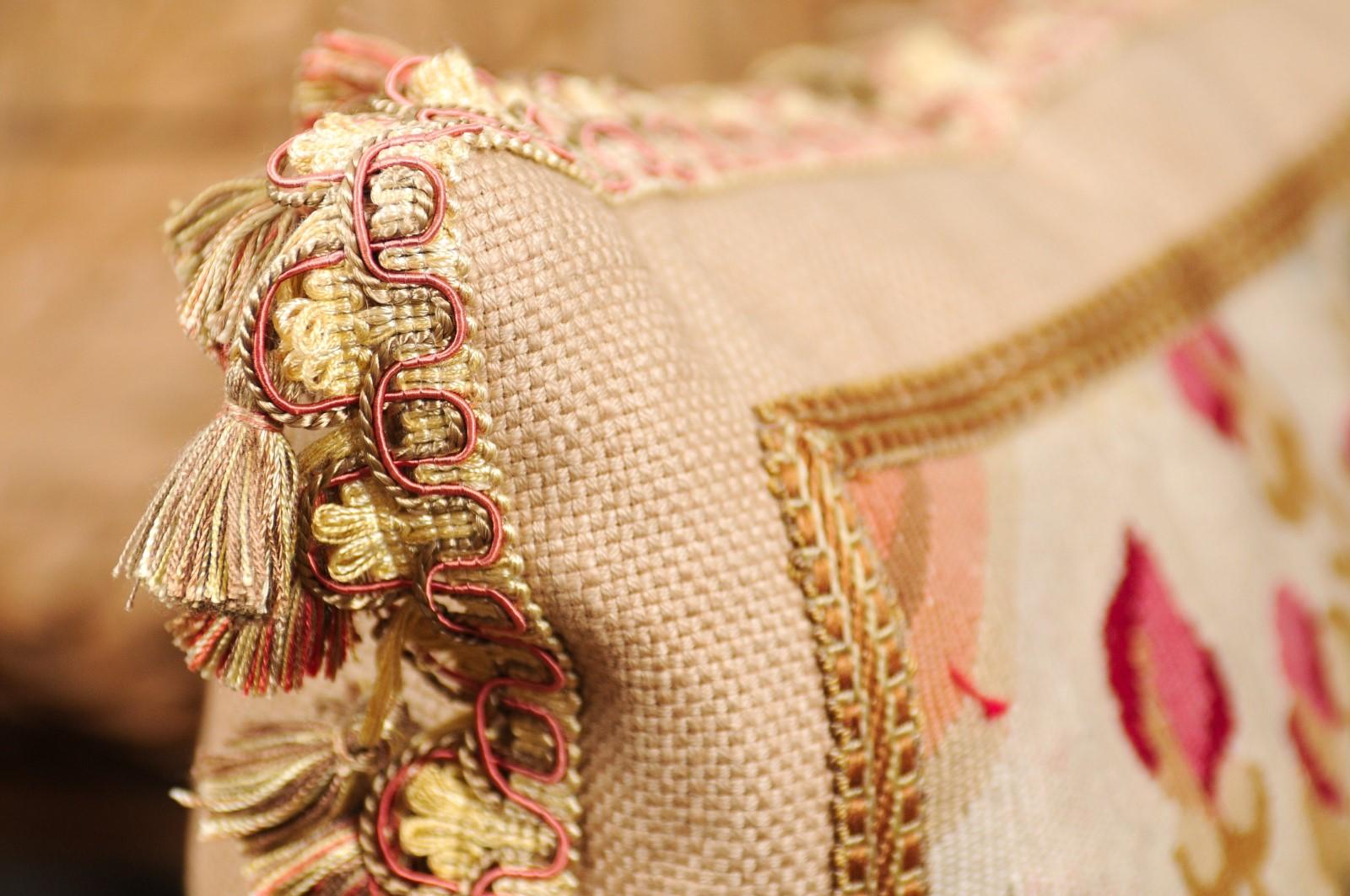 Cuscino ricavato da un arazzo francese del XIX secolo con decorazioni floreali e nappe in vendita 6
