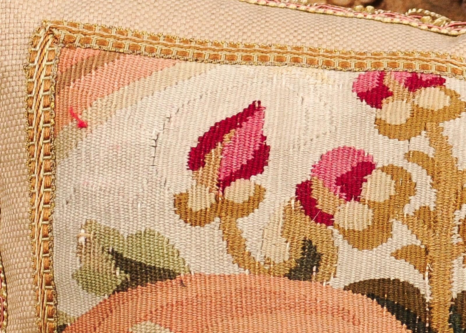Francese Cuscino ricavato da un arazzo francese del XIX secolo con decorazioni floreali e nappe in vendita