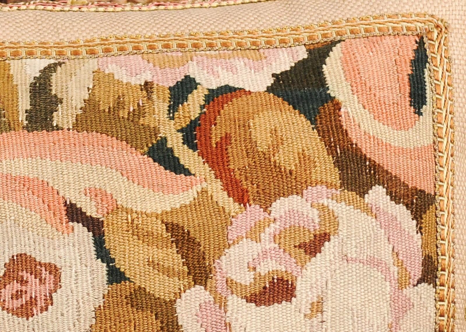 Tessuto Cuscino ricavato da un arazzo francese del XIX secolo con decorazioni floreali e nappe in vendita