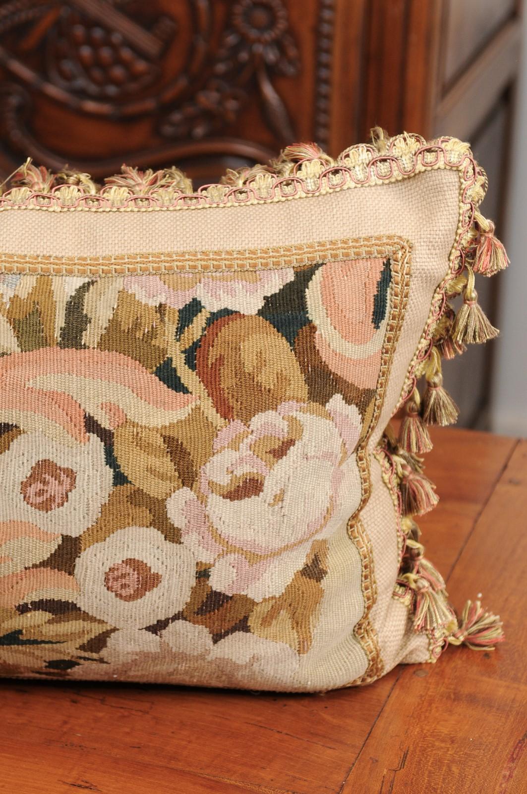 Coussin réalisé à partir d'une tapisserie française du 19e siècle avec décor floral et pompons Bon état - En vente à Atlanta, GA
