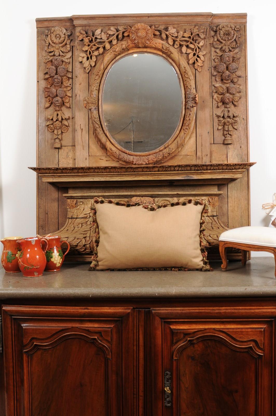 Cuscino ricavato da un arazzo francese del XIX secolo con decorazioni floreali e nappe In condizioni buone in vendita a Atlanta, GA