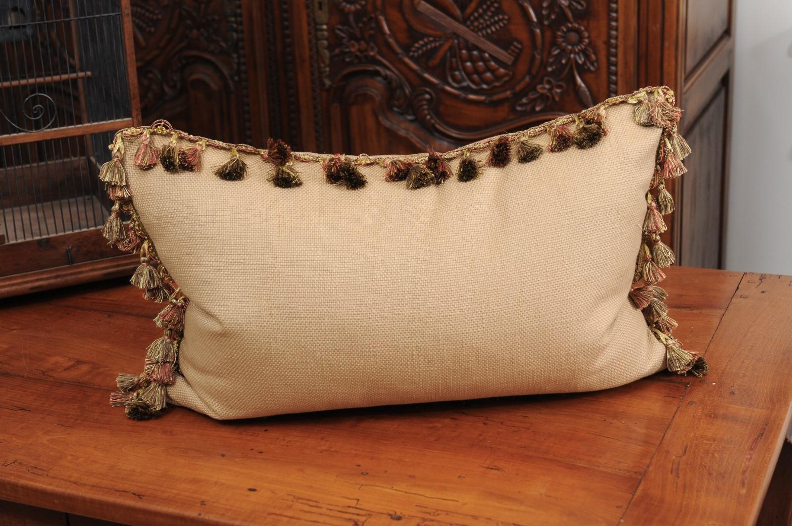 Cuscino ricavato da un arazzo francese del XIX secolo con decorazioni floreali e nappe In condizioni buone in vendita a Atlanta, GA