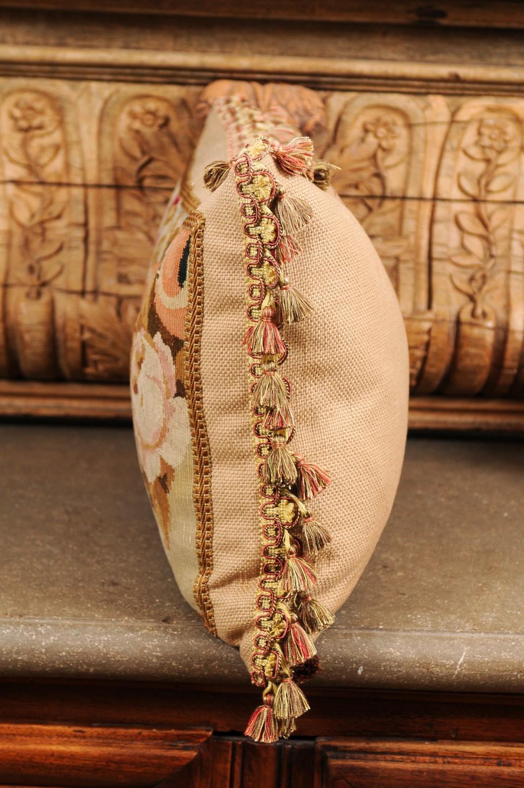 Arazzo Cuscino ricavato da un arazzo francese del XIX secolo con decorazioni floreali e nappe in vendita