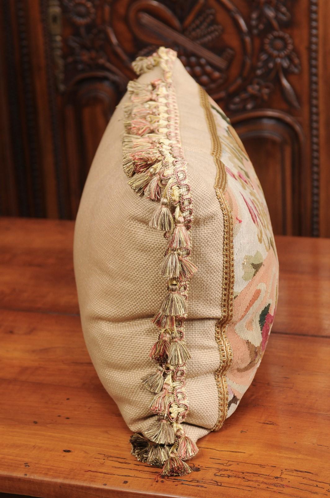Tapisserie Coussin réalisé à partir d'une tapisserie française du 19e siècle avec décor floral et pompons en vente