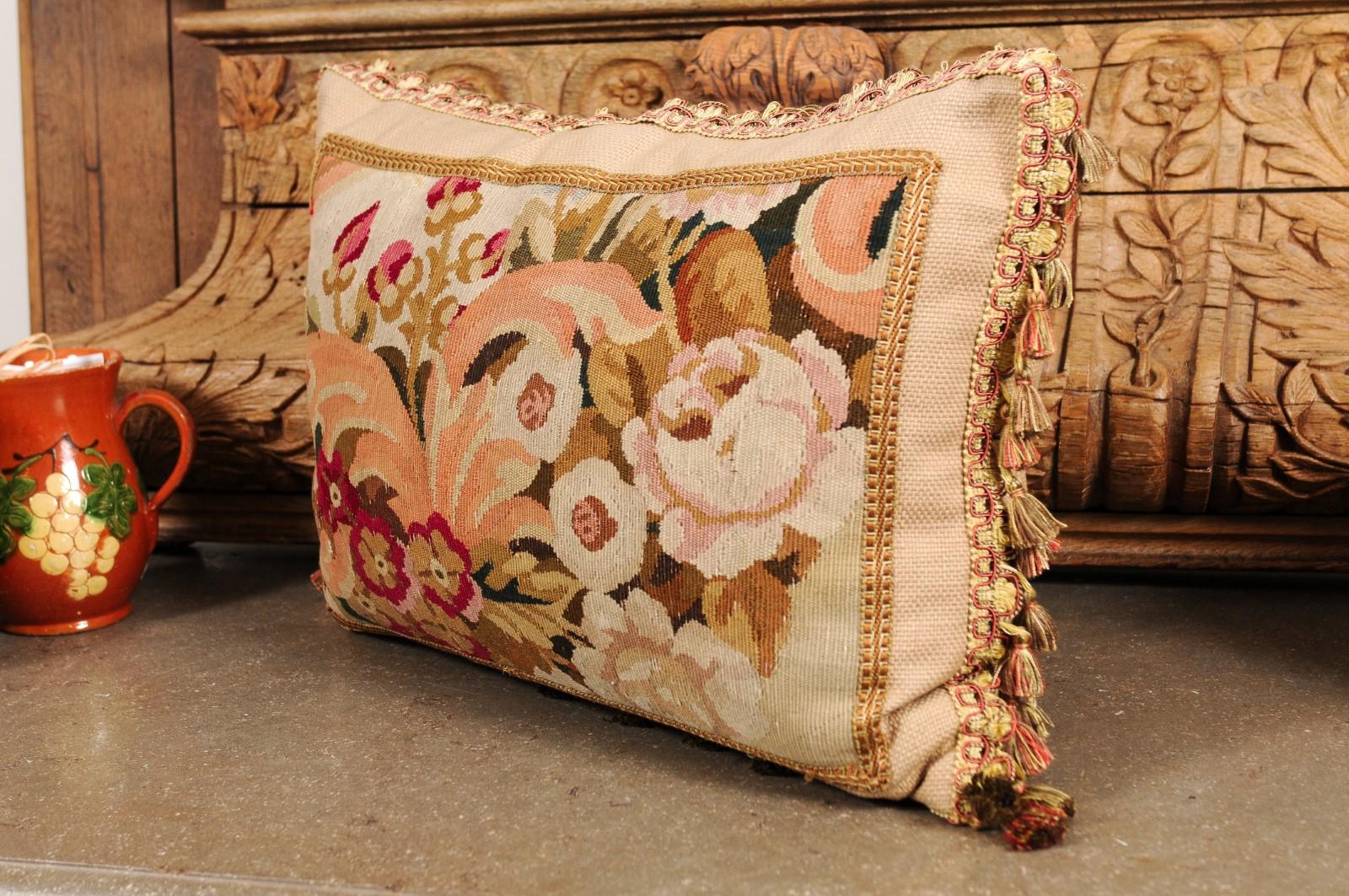 Cuscino ricavato da un arazzo francese del XIX secolo con decorazioni floreali e nappe in vendita 1