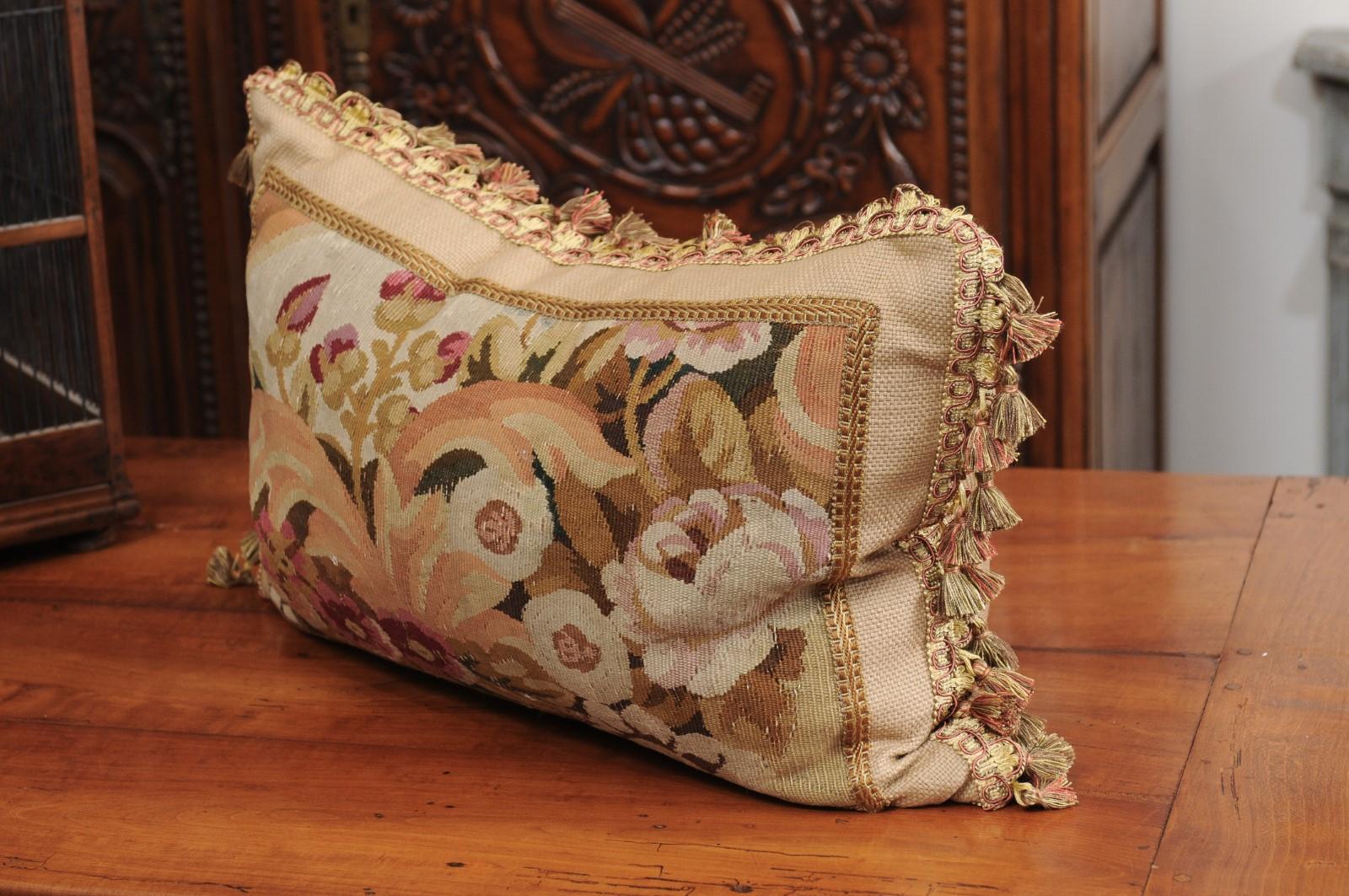 Cuscino ricavato da un arazzo francese del XIX secolo con decorazioni floreali e nappe in vendita 1