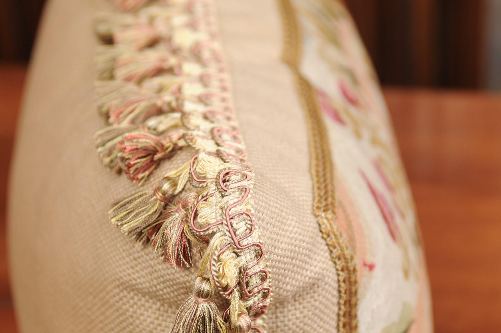 Coussin réalisé à partir d'une tapisserie française du 19e siècle avec décor floral et pompons en vente 1