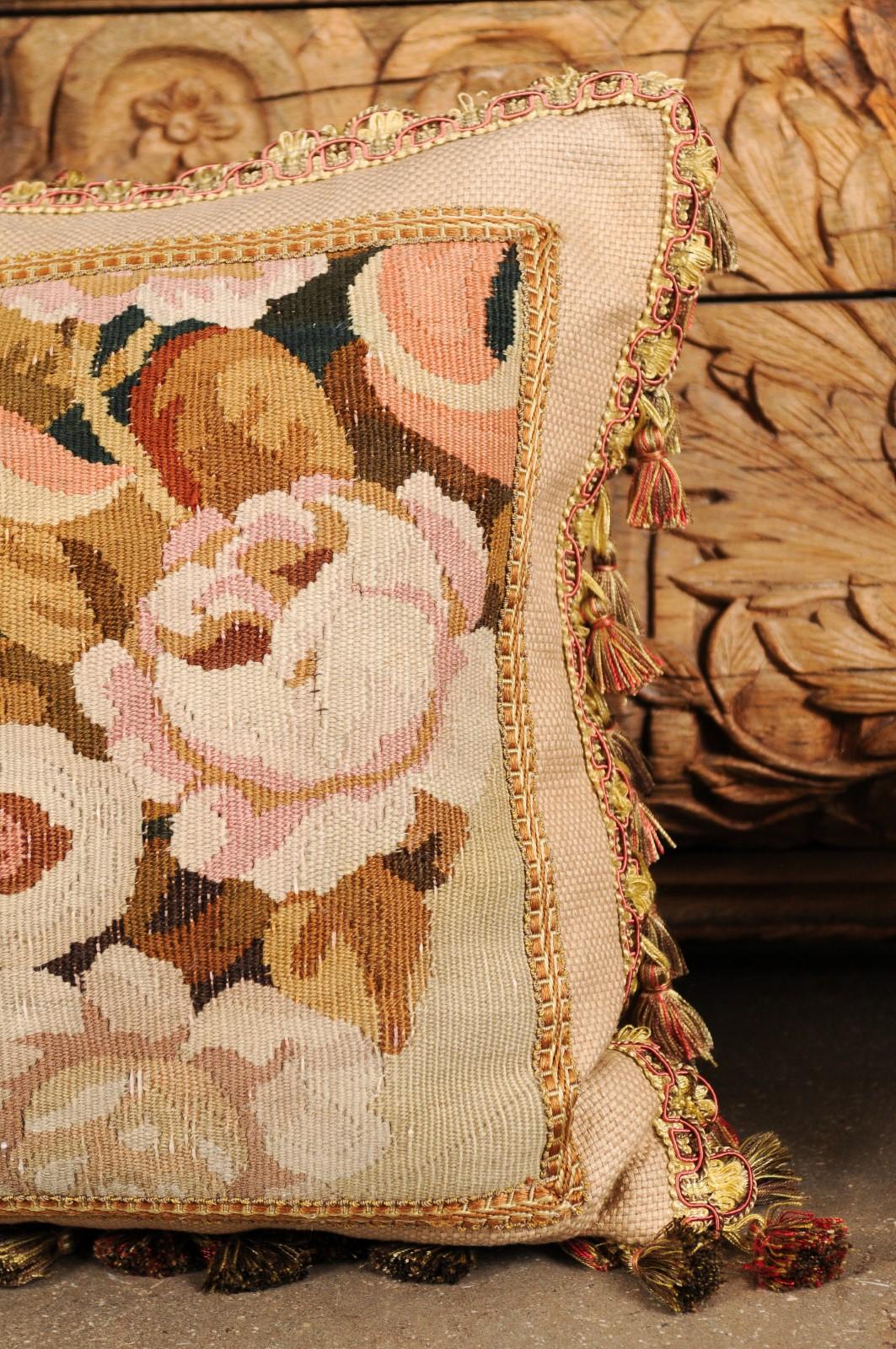 Cuscino ricavato da un arazzo francese del XIX secolo con decorazioni floreali e nappe in vendita 2
