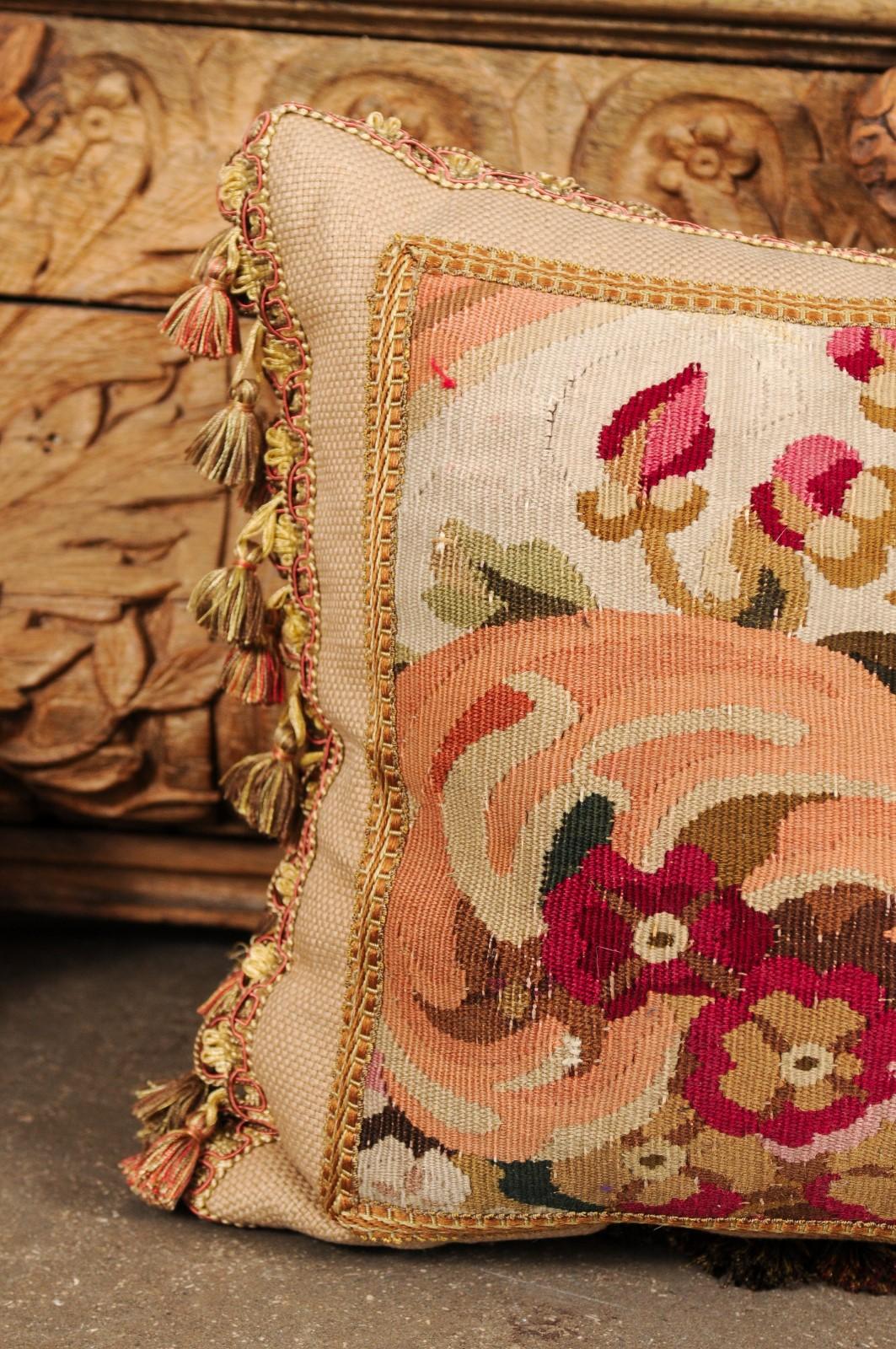 Cuscino ricavato da un arazzo francese del XIX secolo con decorazioni floreali e nappe in vendita 3