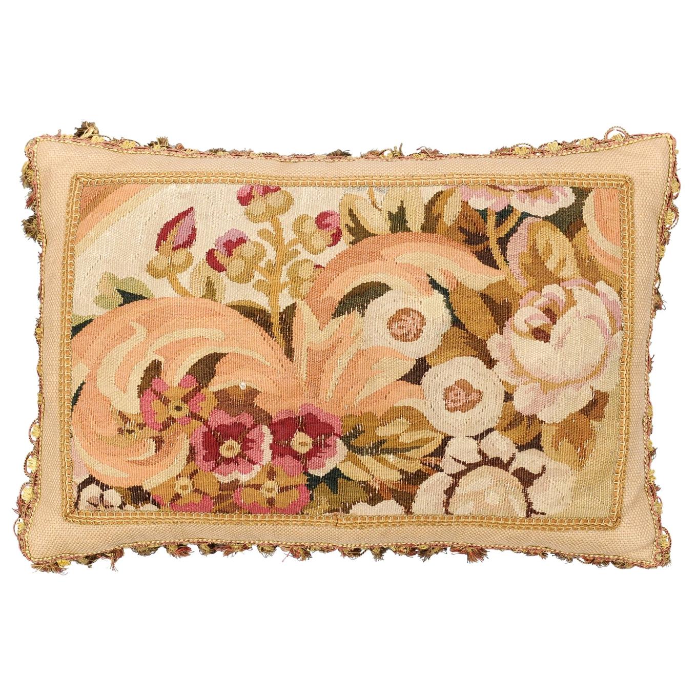 Coussin réalisé à partir d'une tapisserie française du 19e siècle avec décor floral et pompons
