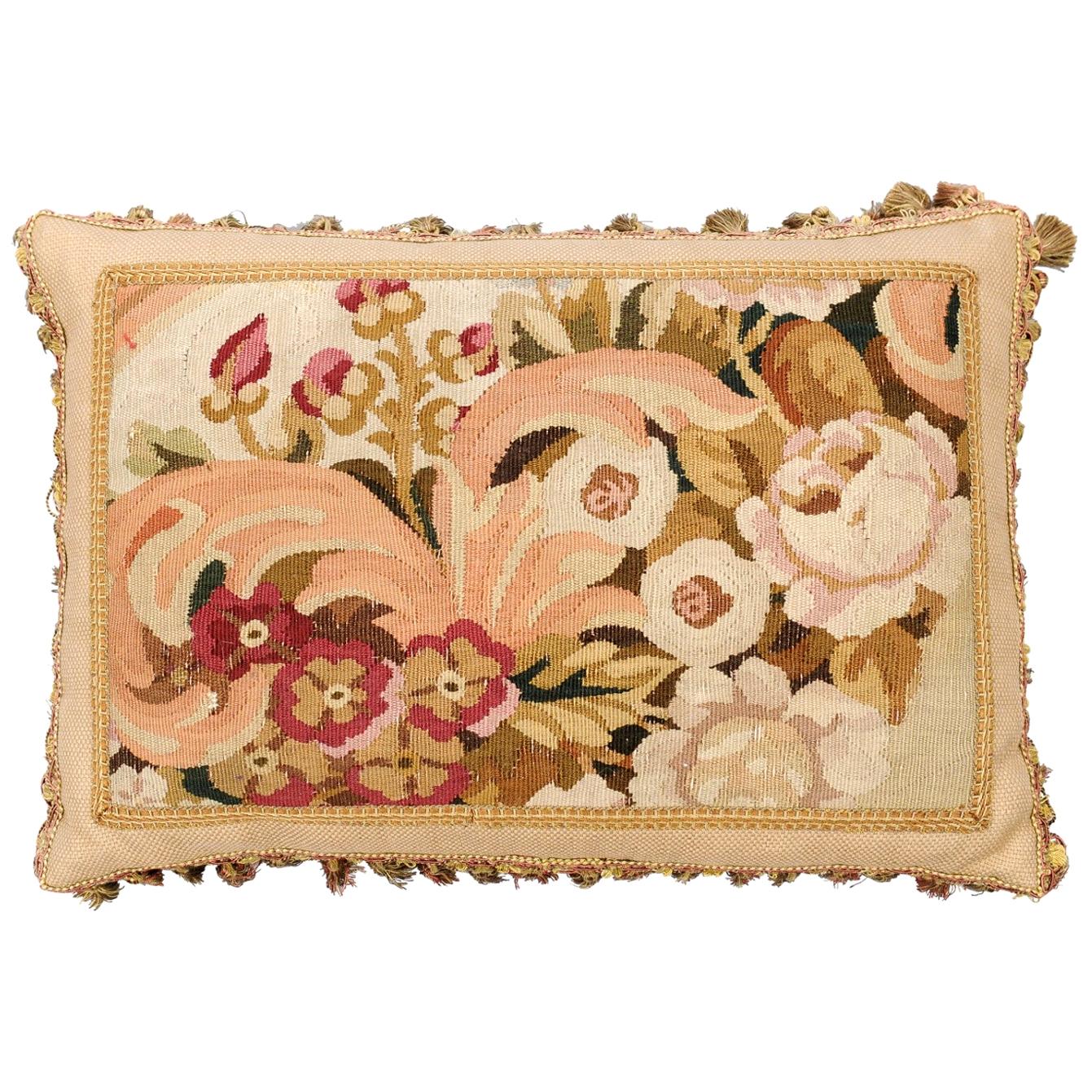 Coussin réalisé à partir d'une tapisserie française du 19e siècle avec décor floral et pompons
