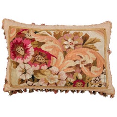 Almohada hecha a partir de un tapiz francés del siglo XIX con decoración floral y borlas