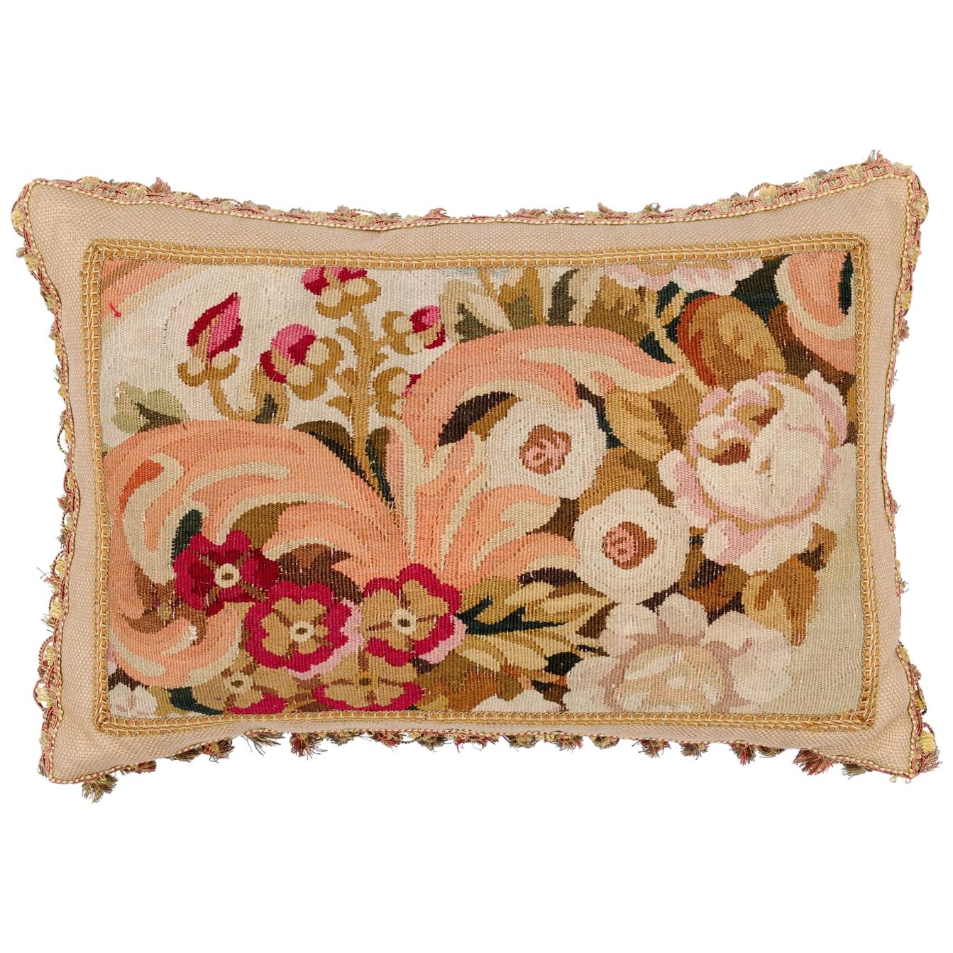 Coussin réalisé à partir d'une tapisserie française du 19e siècle avec décor floral et pompons