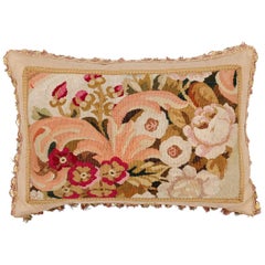 Coussin réalisé à partir d'une tapisserie française du 19e siècle avec décor floral et pompons