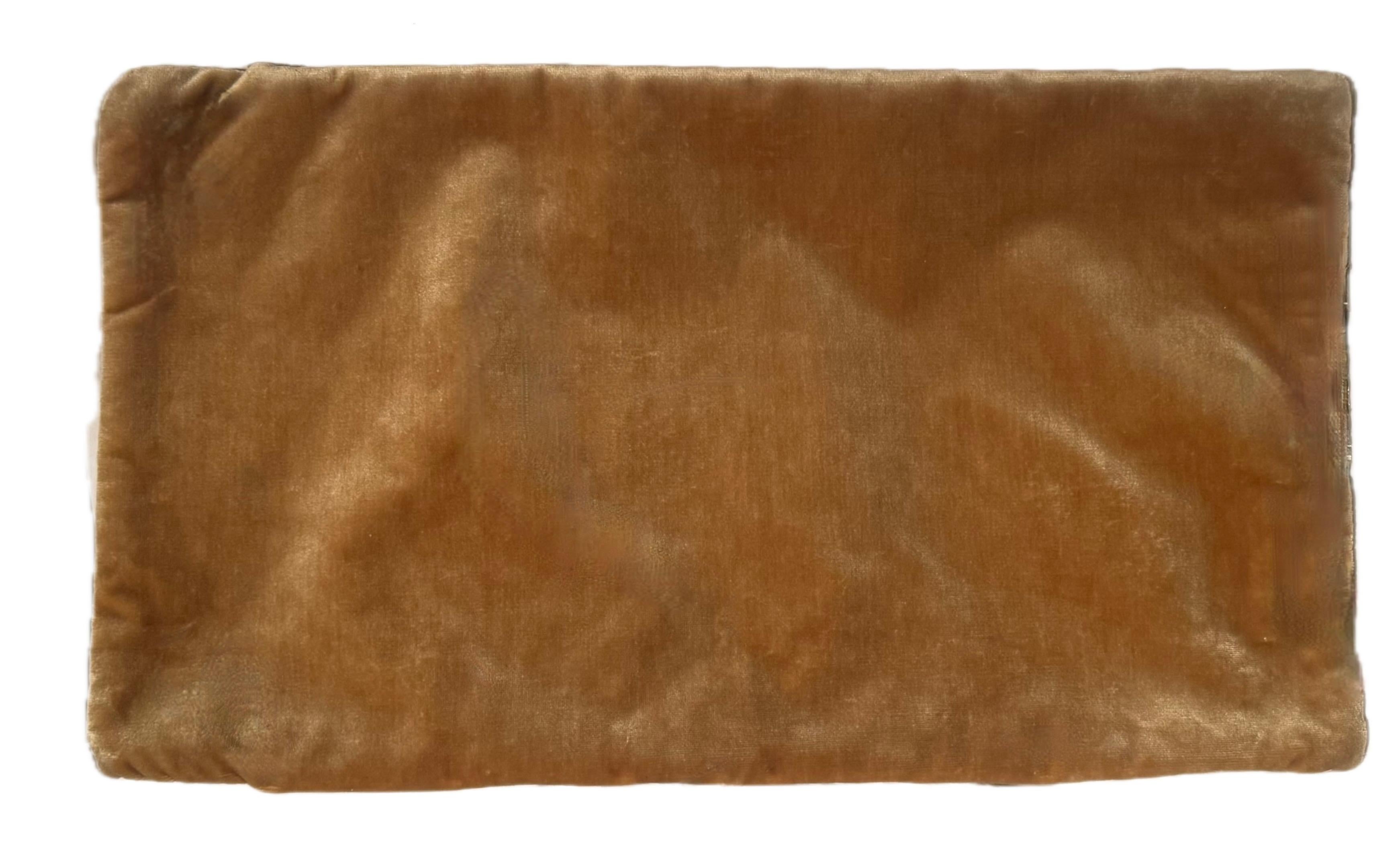 Tribal Coussin fabriqué à partir d'un textile indonésien métallique ancien en vente
